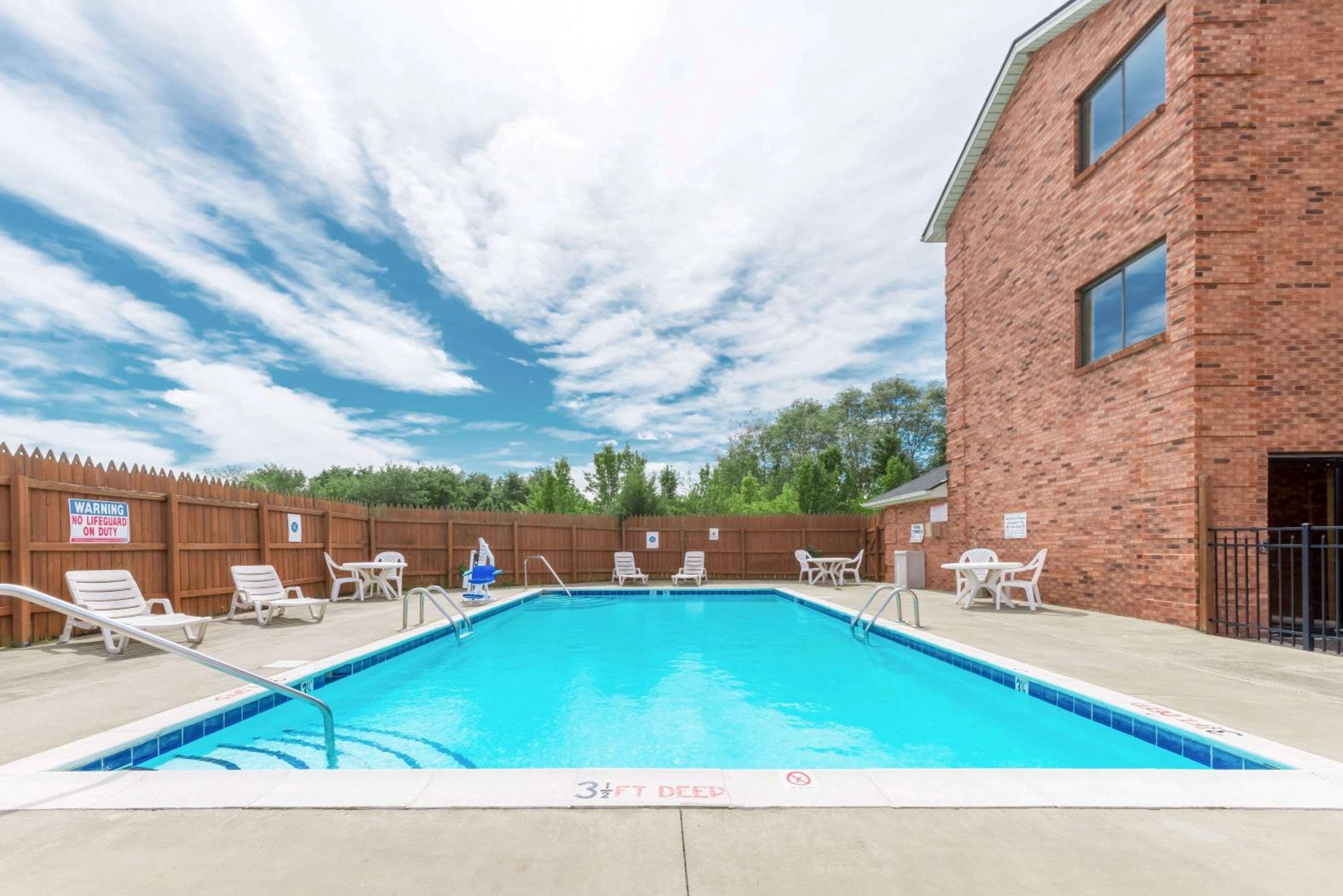 Georgetown Vacations - Super 8 by Wyndham Georgetown - Property Image 8