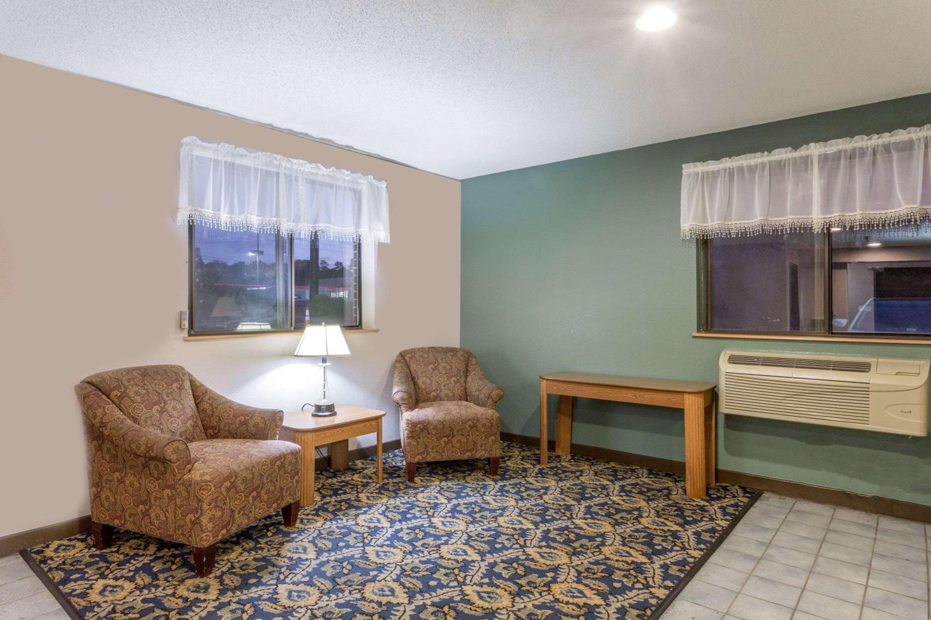 Richmond Vacations - Super 8 by Wyndham Richmond Midlothian Turnpike - Property Image 3