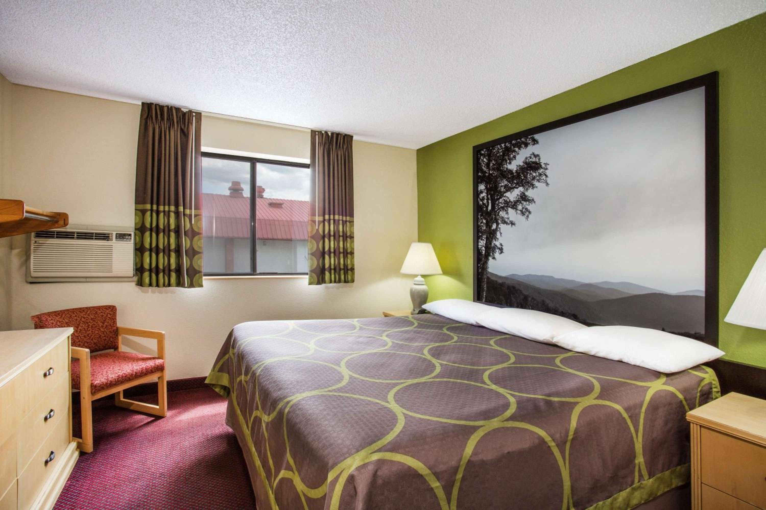Super 8 by Wyndham Salem VA view 2