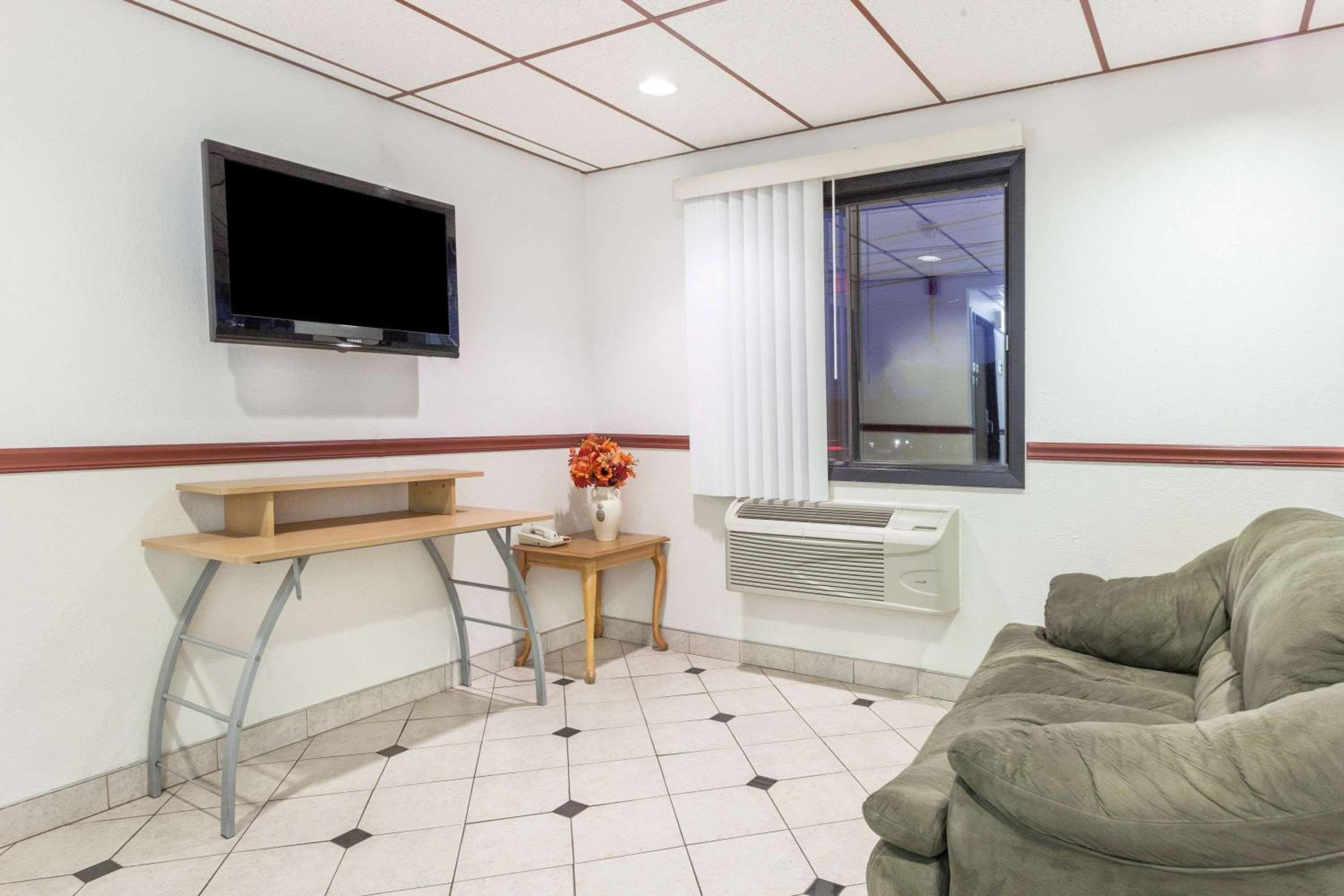 Winchester Vacations - Super 8 by Wyndham Winchester VA - Property Image 31