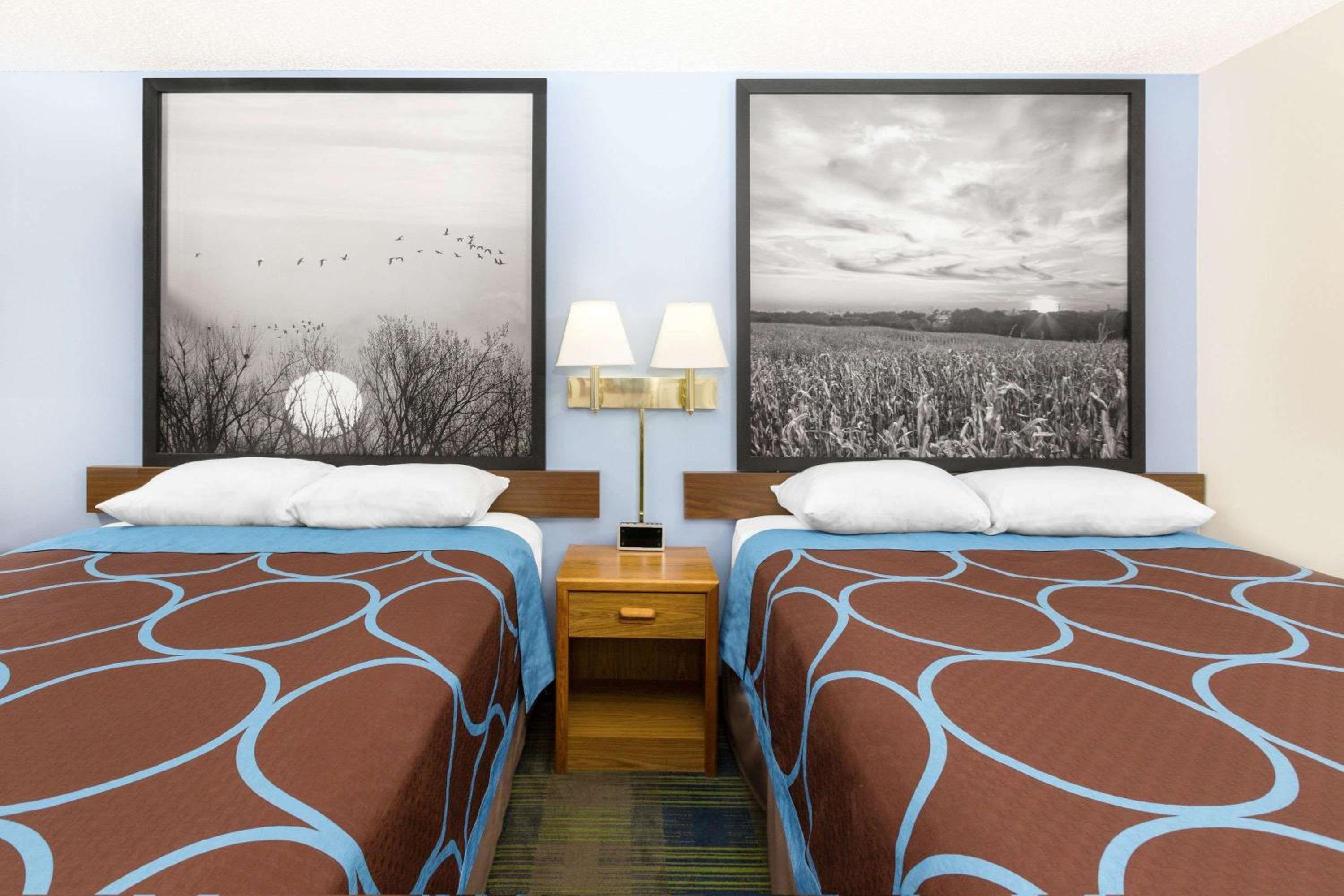 Super 8 by Wyndham Columbus view 3