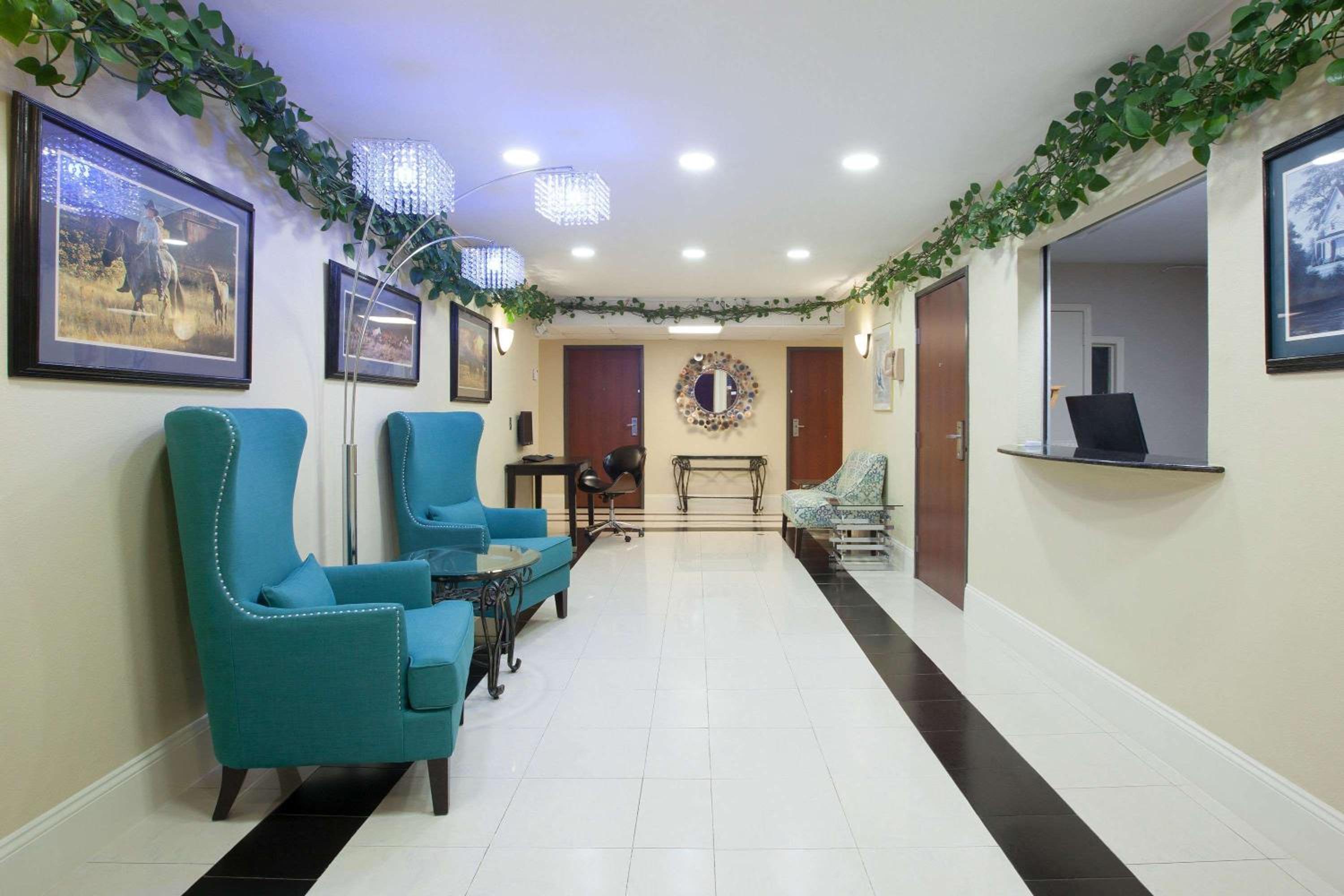 Ardmore Vacations - Super 8 by Wyndham Sulphur - Property Image 3