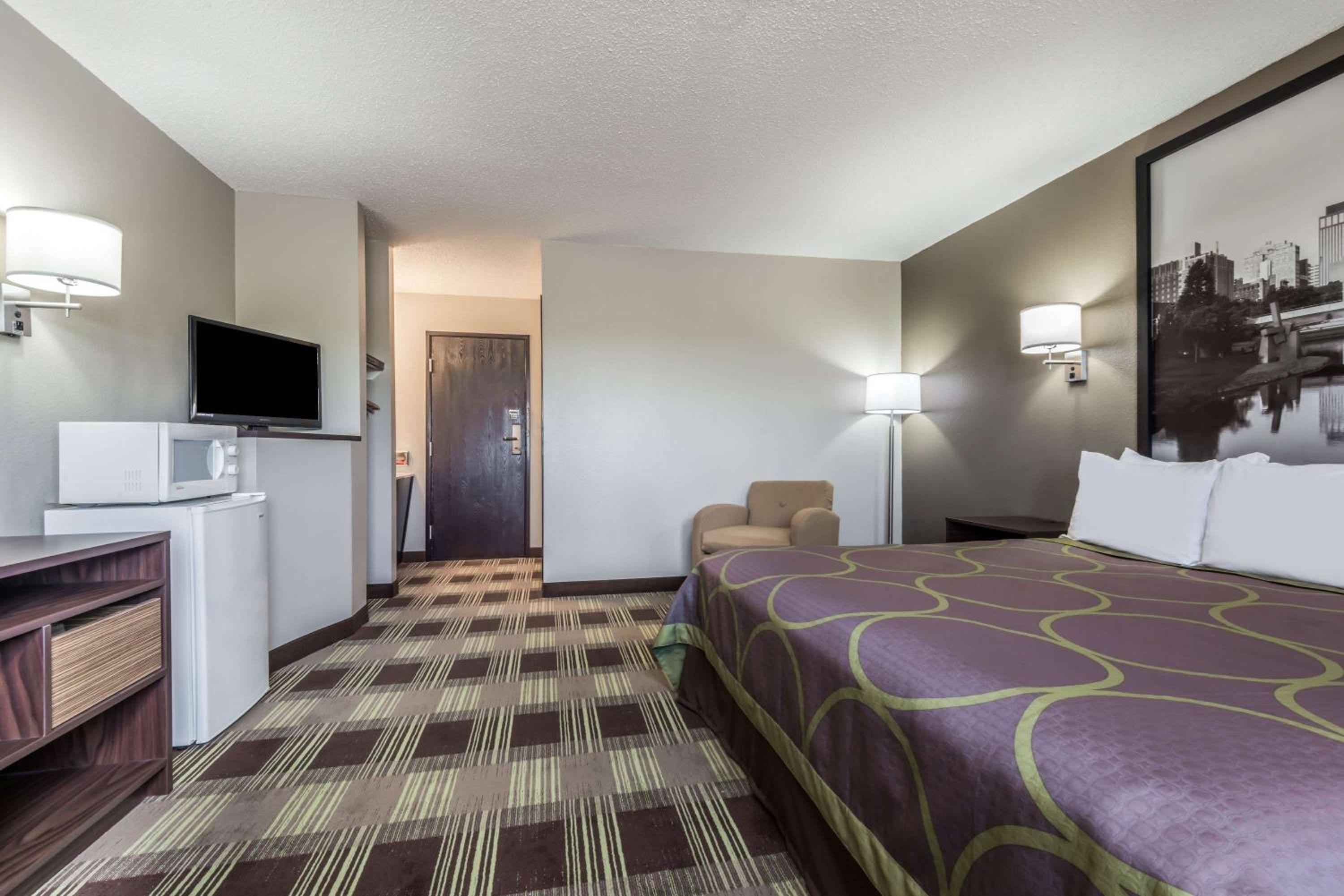 Super 8 by Wyndham Kimball view 4