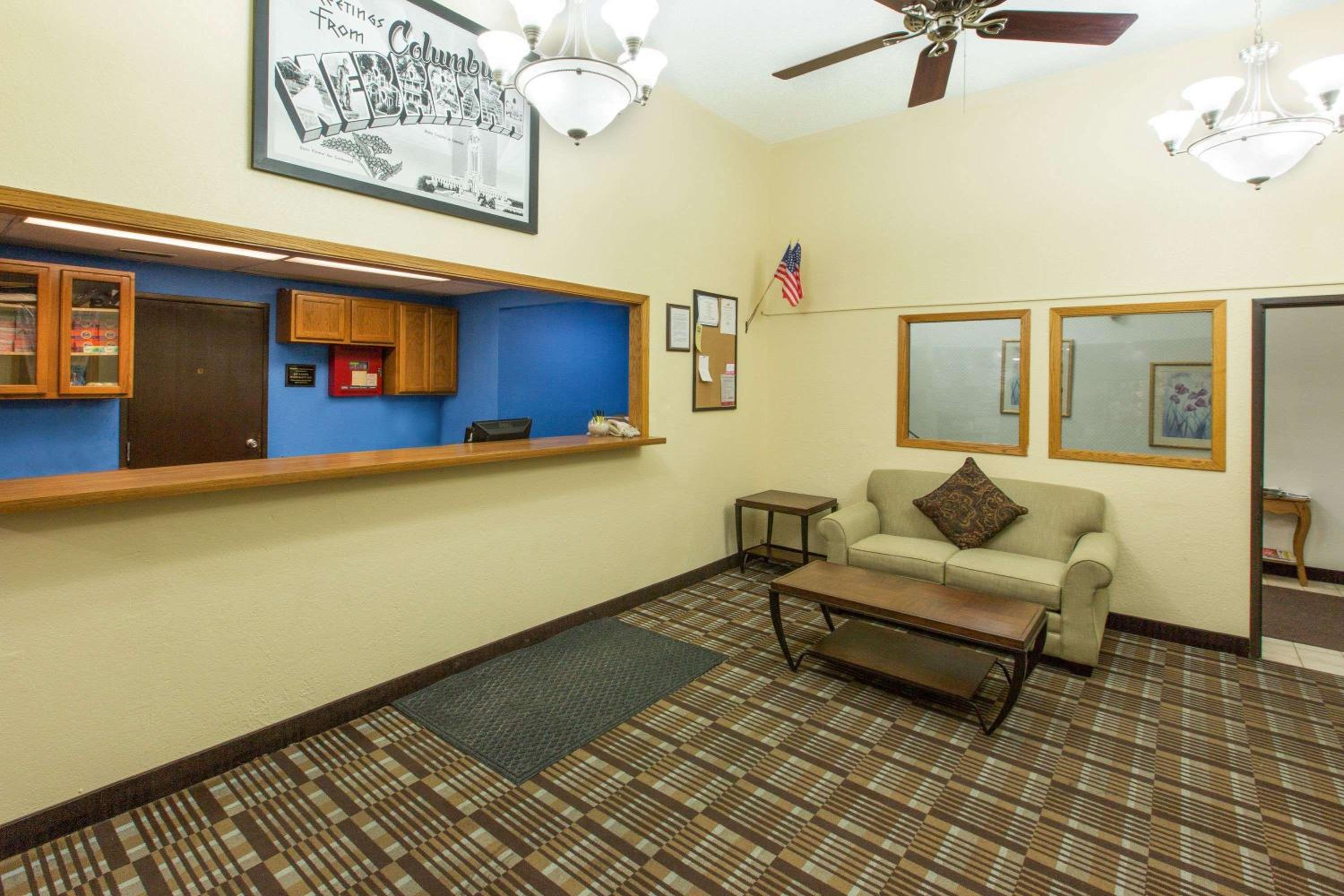 Super 8 by Wyndham Columbus view 2