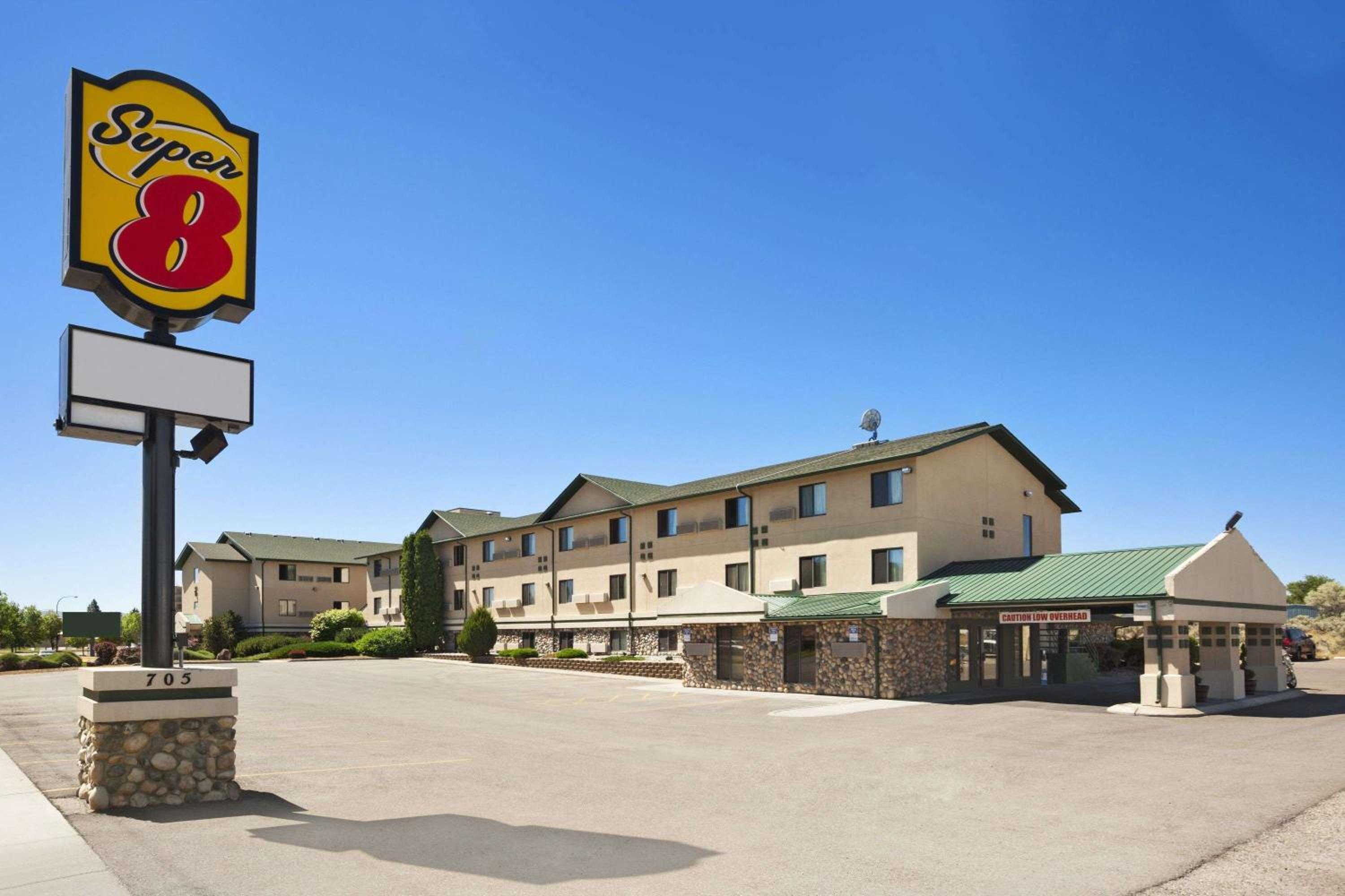Hotel Super 8 by Wyndham Idaho Falls - Image 1