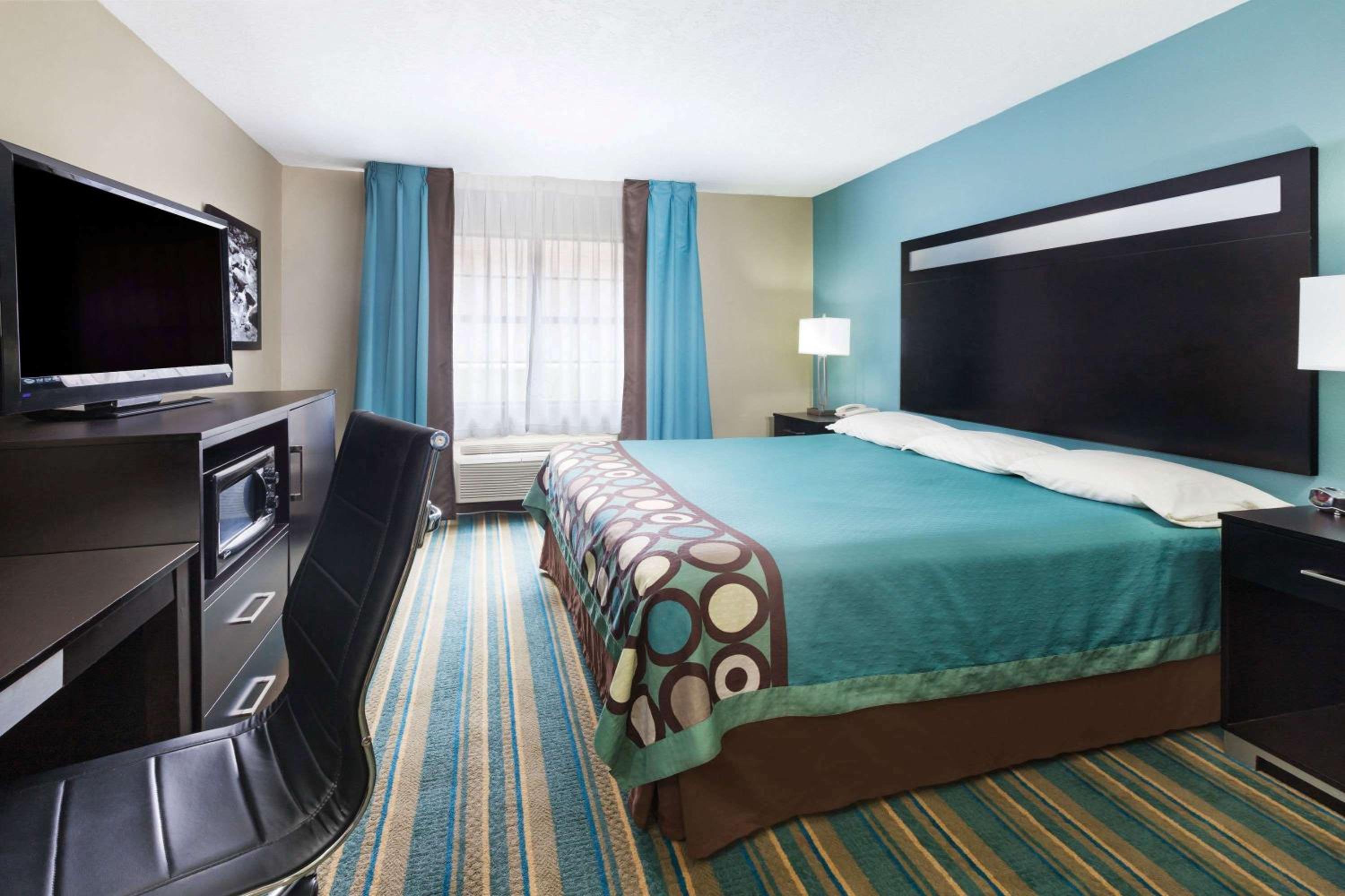 Ardmore Vacations - Super 8 by Wyndham Sulphur - Property Image 5