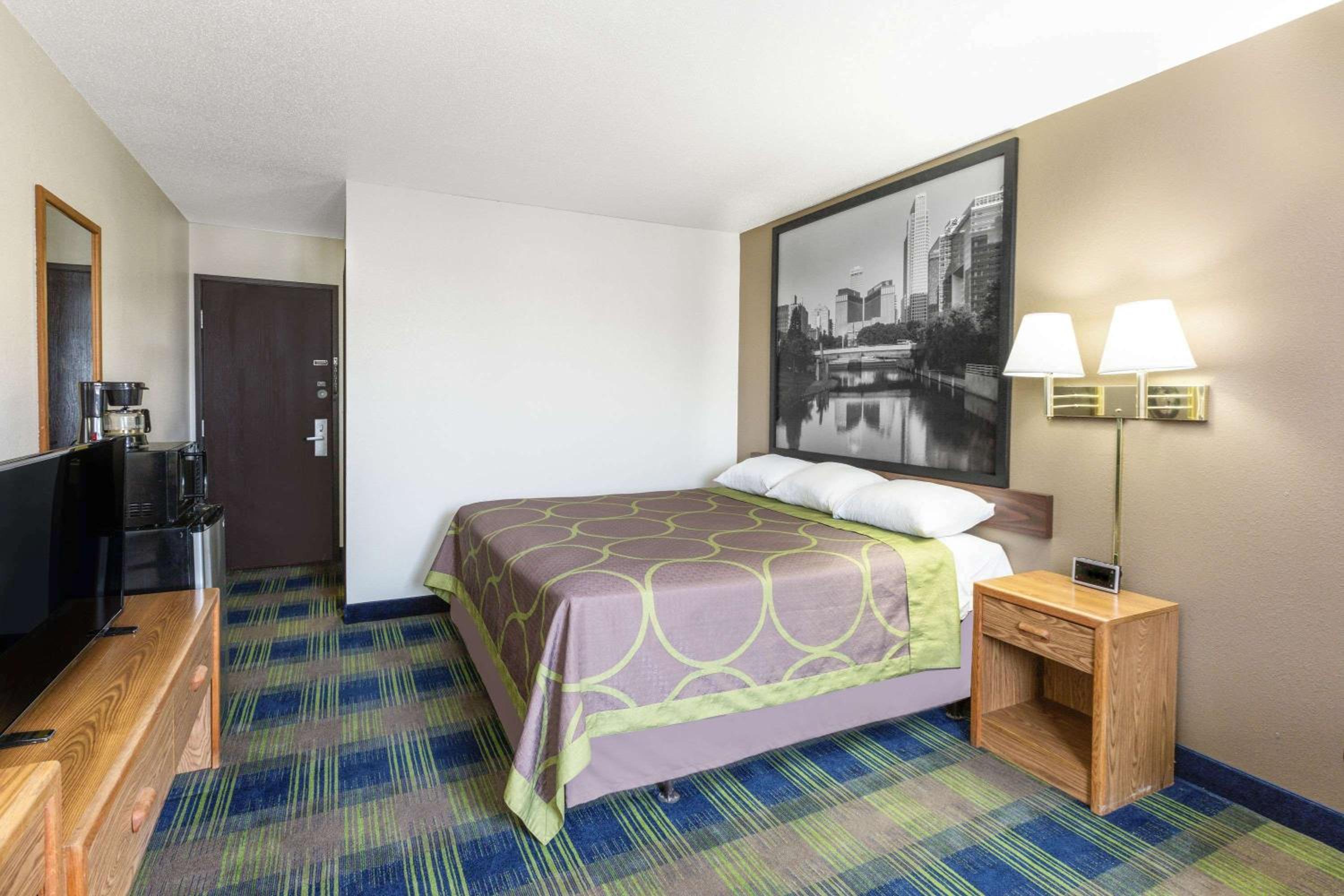 Super 8 by Wyndham Columbus view 4