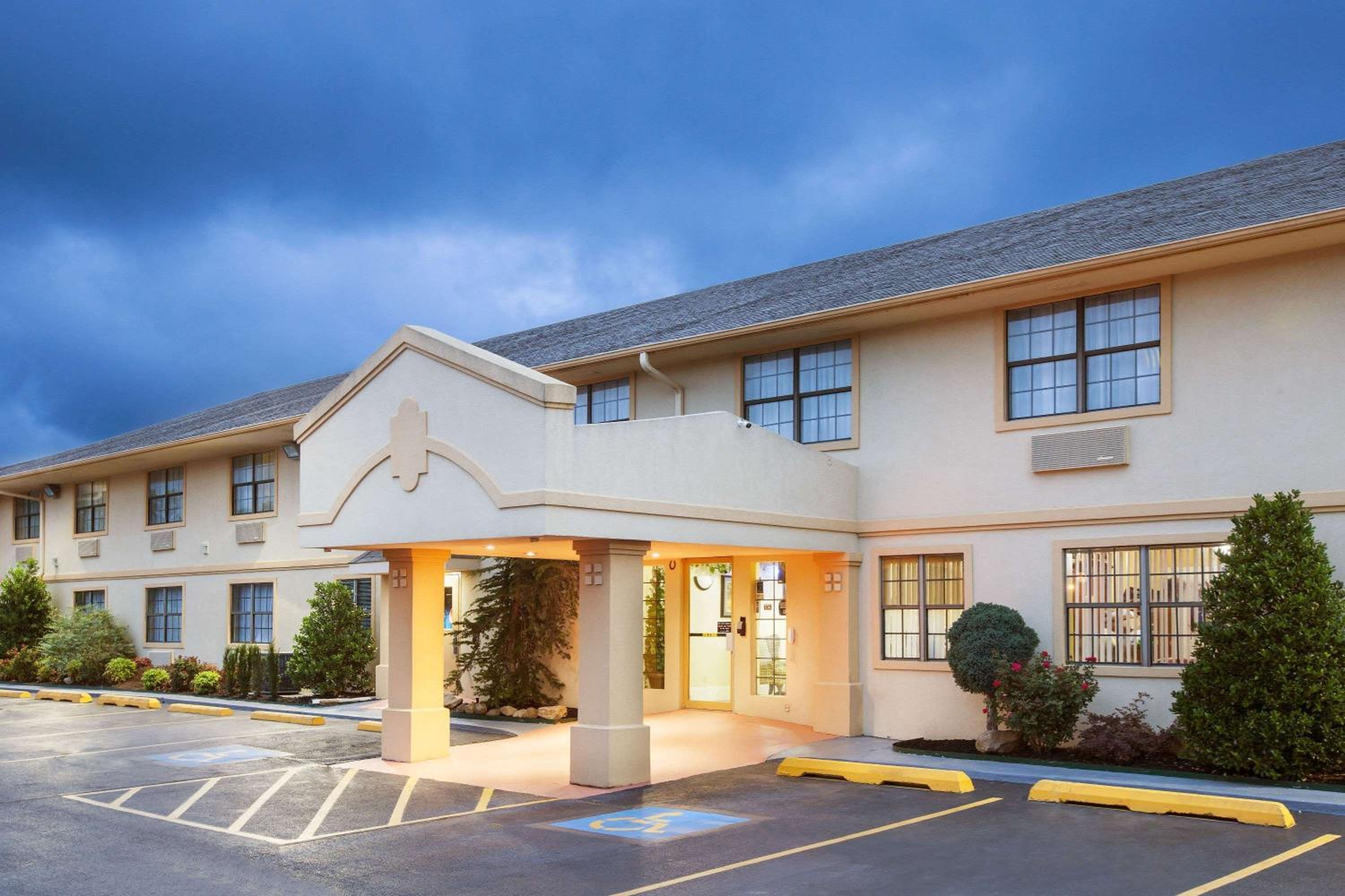 Super 8 by Wyndham Sulphur