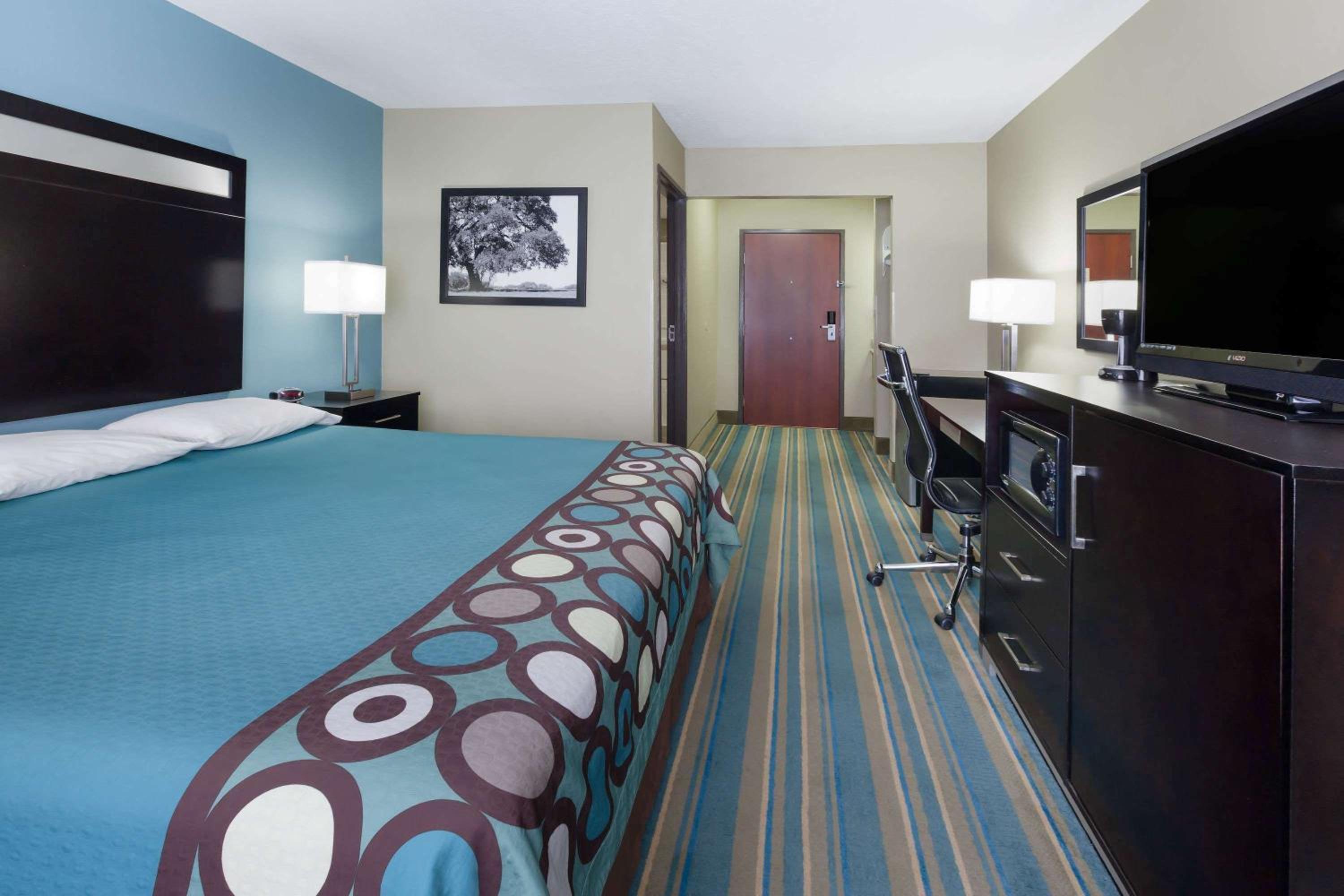 Ardmore Vacations - Super 8 by Wyndham Sulphur - Property Image 4