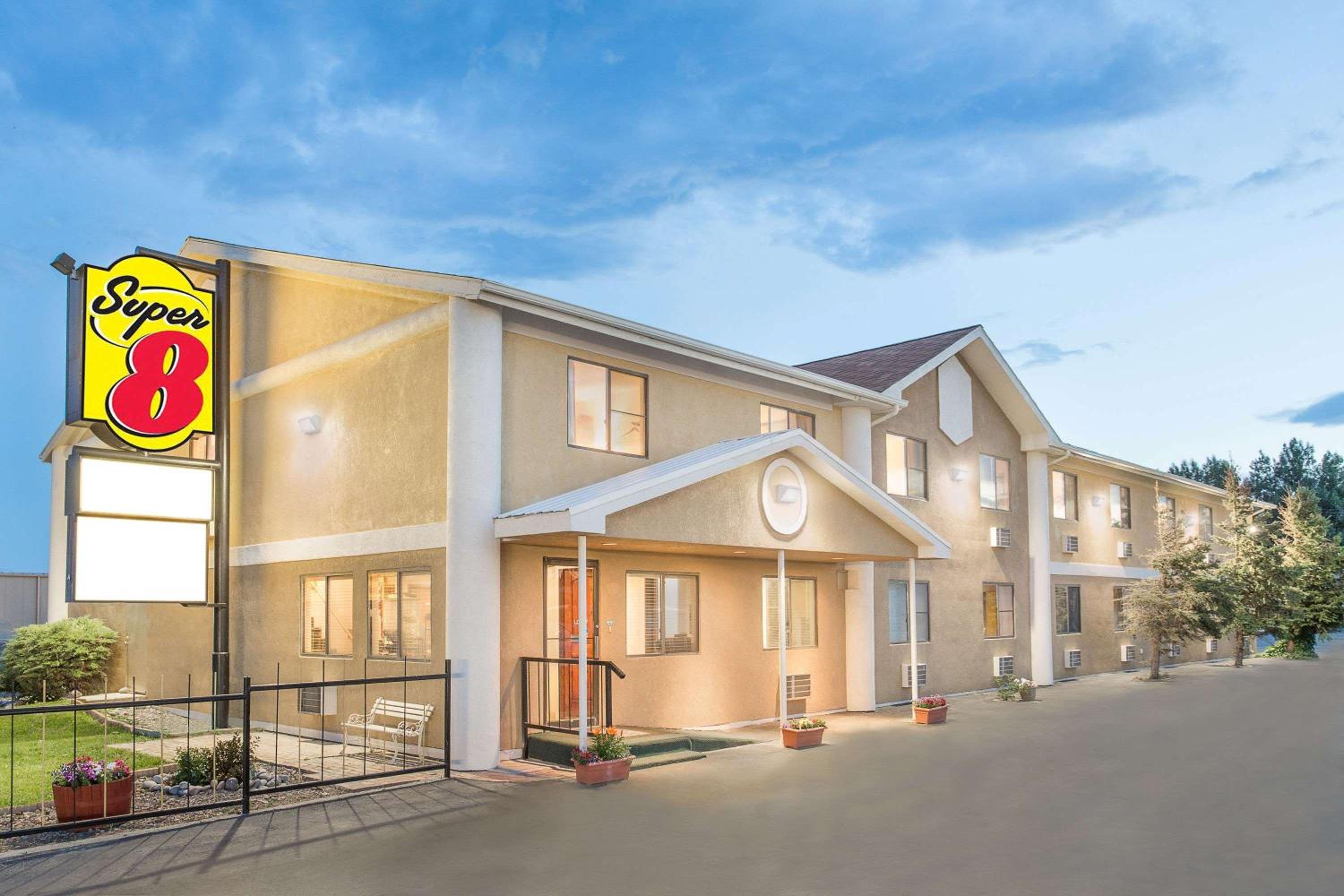 Riverton Vacations - Super 8 by Wyndham Riverton - Property Image 1