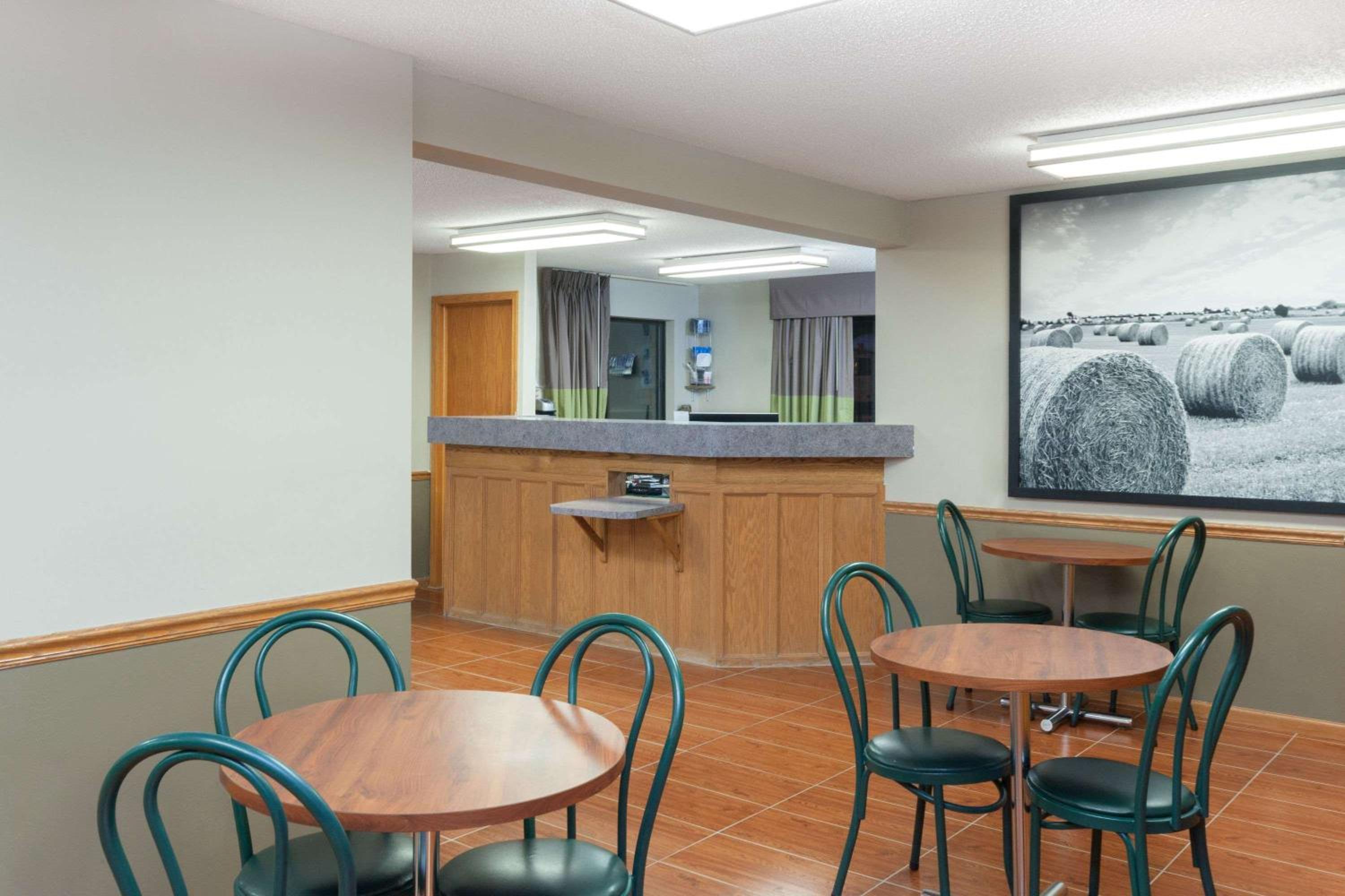 Super 8 by Wyndham Gilman - Property Image 23
