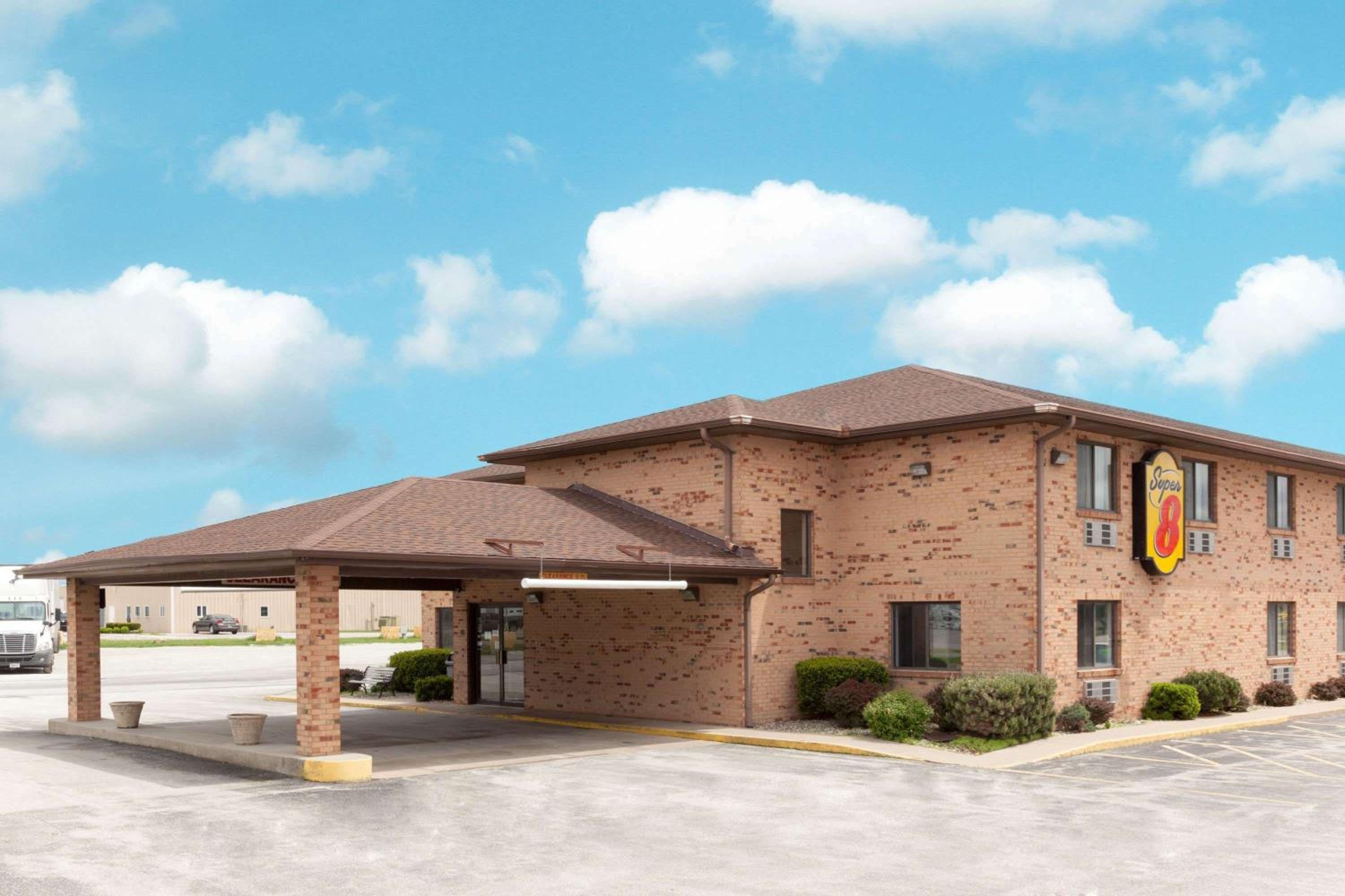 Super 8 by Wyndham Gilman - Property Image 27
