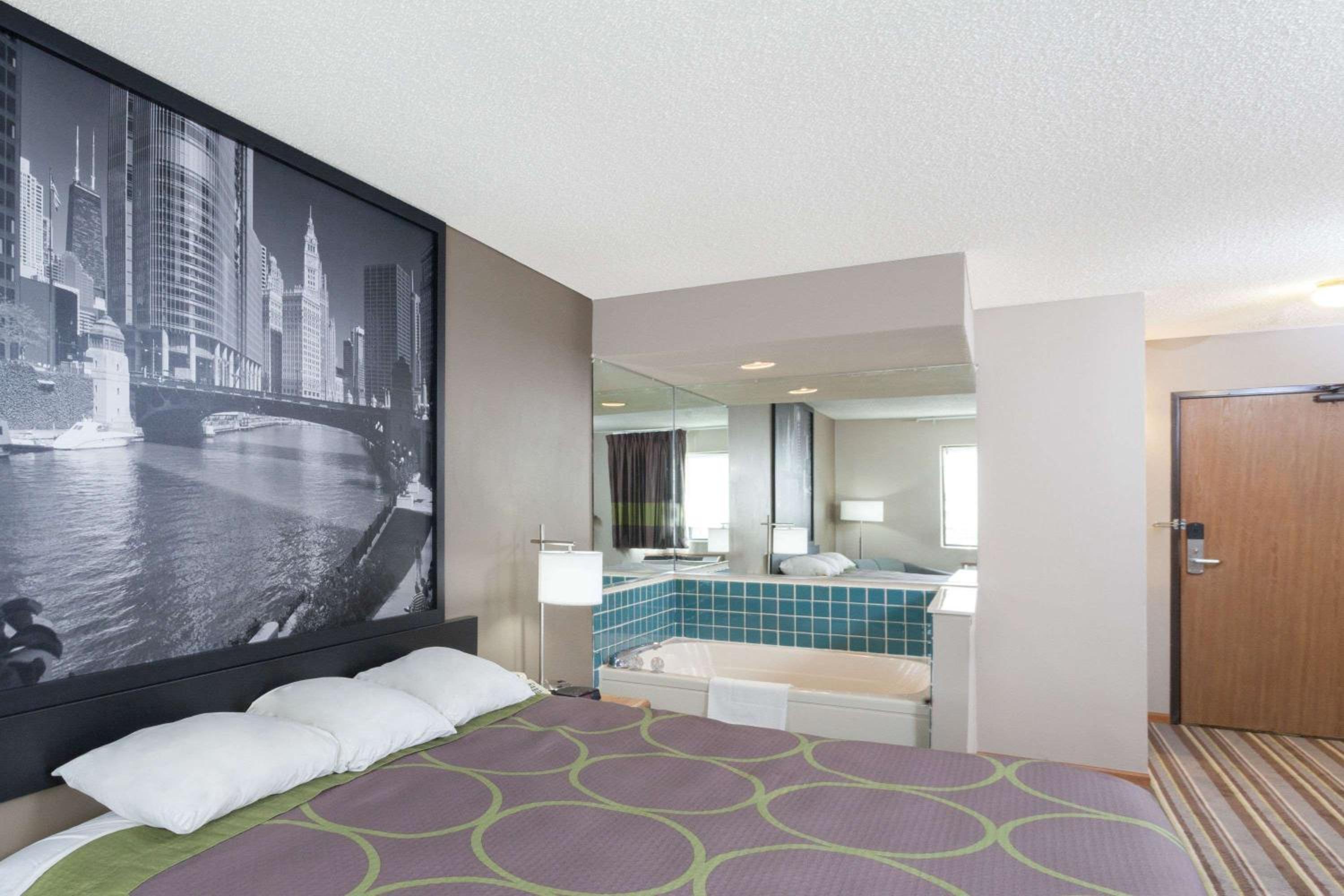 Super 8 by Wyndham Gilman - Property Image 18