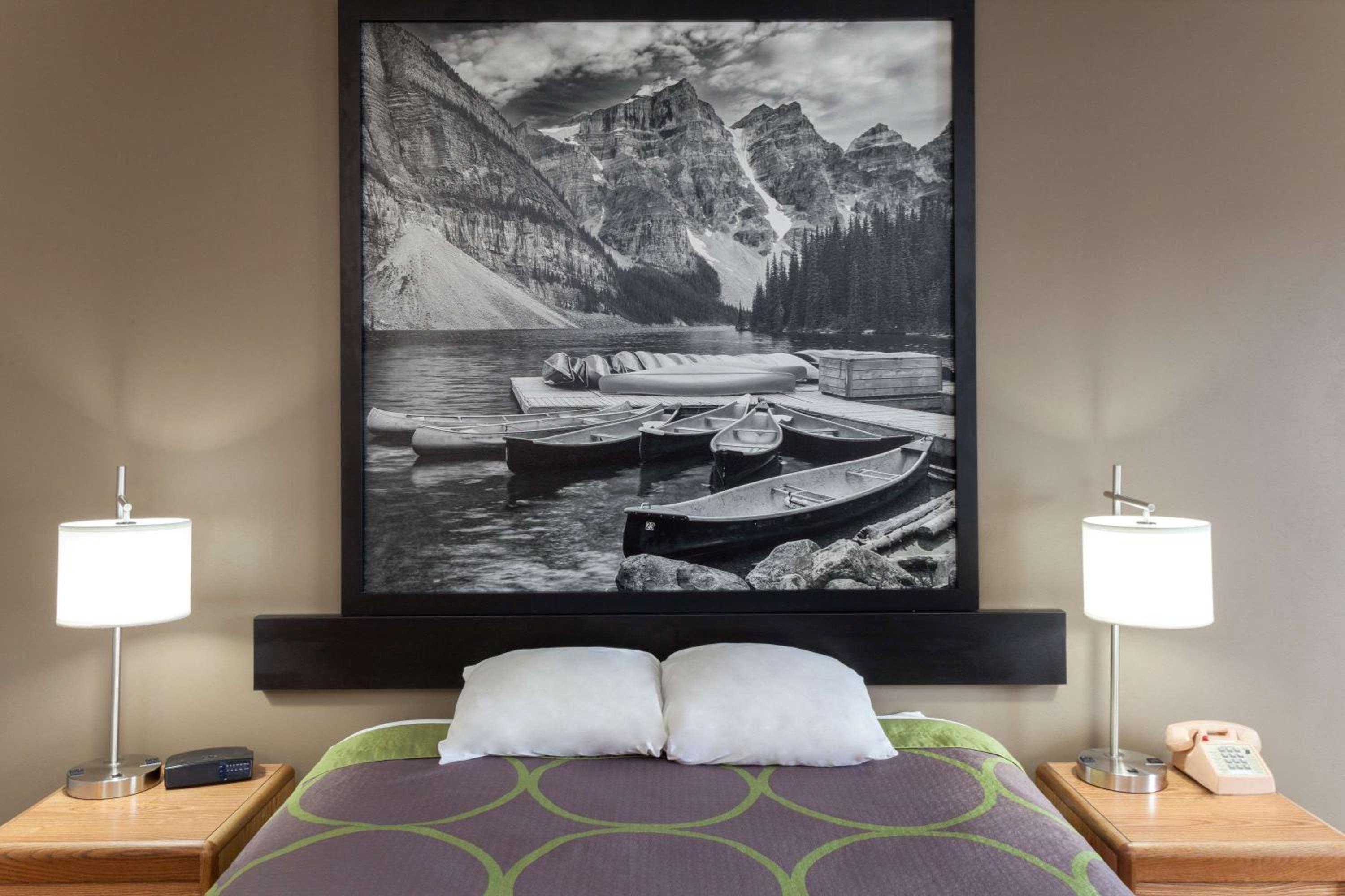 Super 8 by Wyndham Gilman - Property Image 25