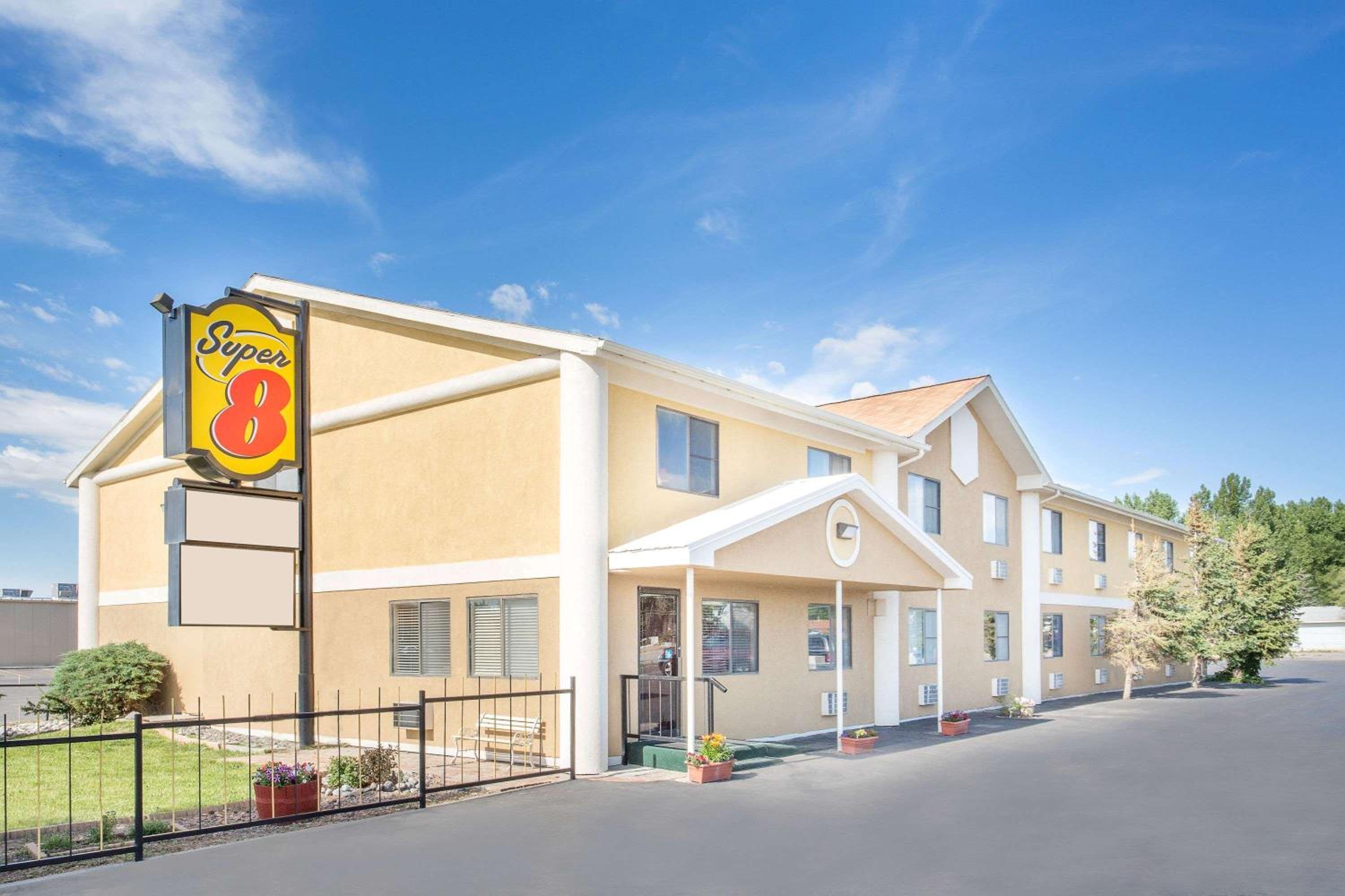 Super 8 by Wyndham Riverton view 2