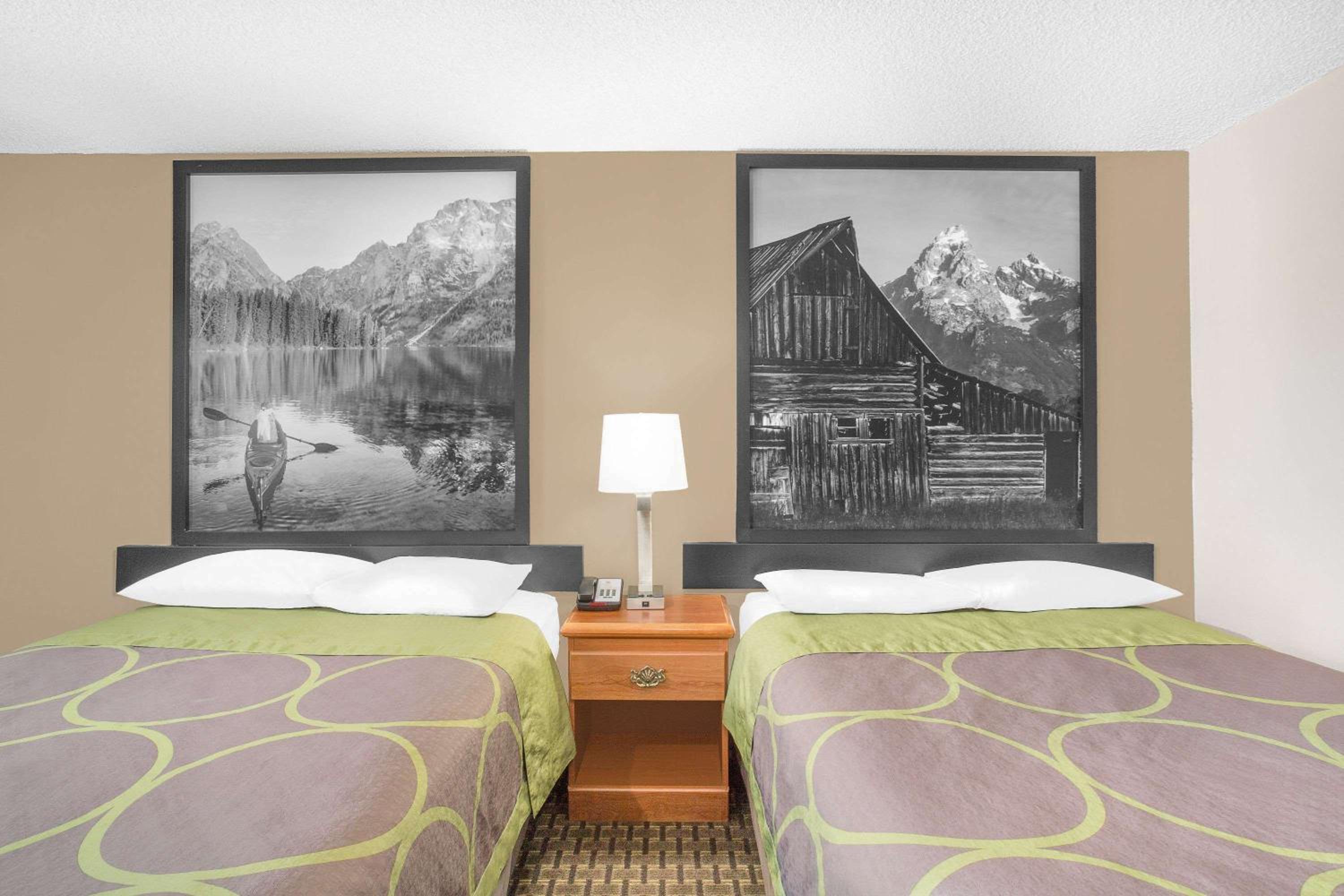 Super 8 by Wyndham Riverton view 4
