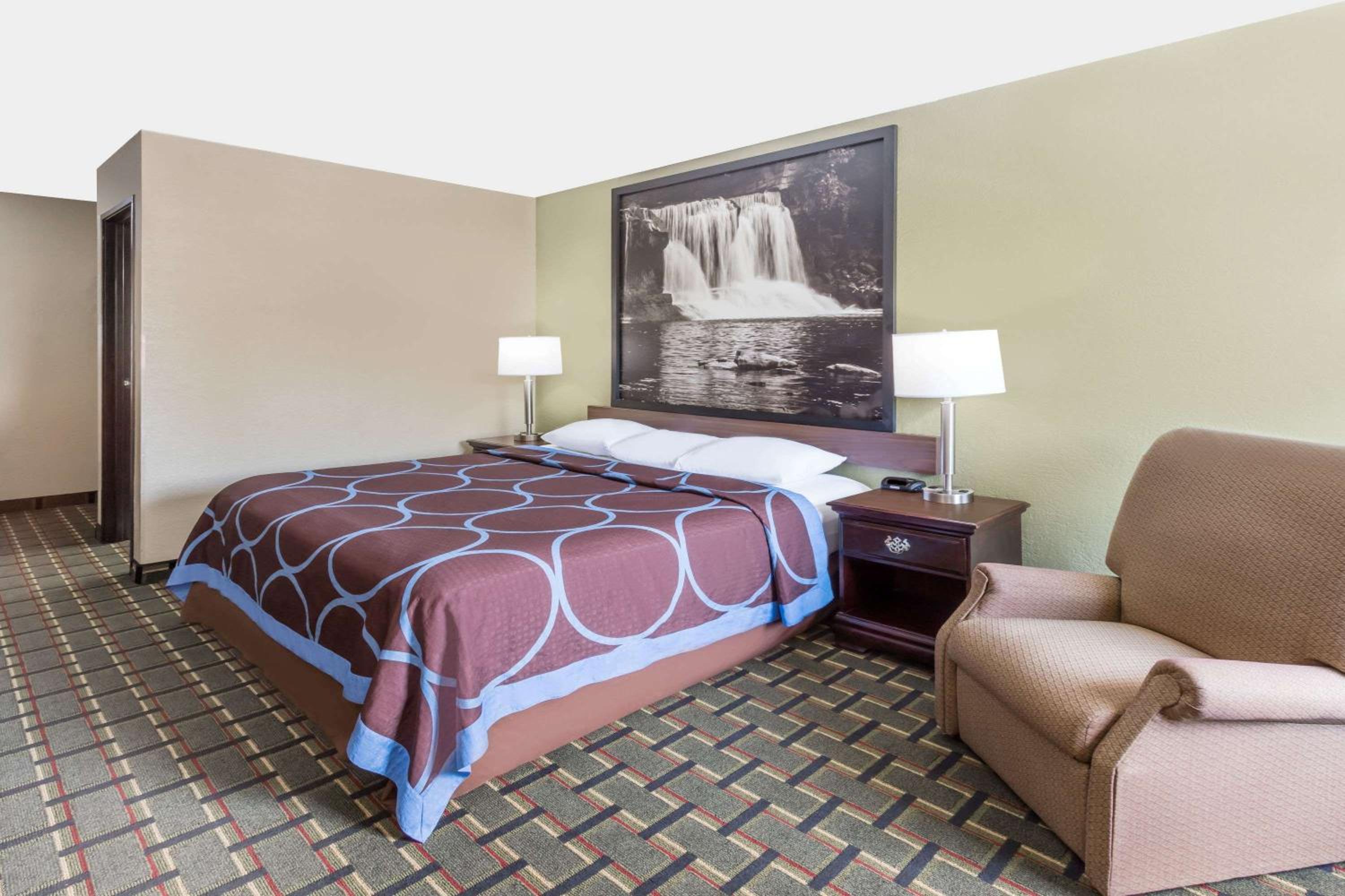 Super 8 by Wyndham Logansport view 4