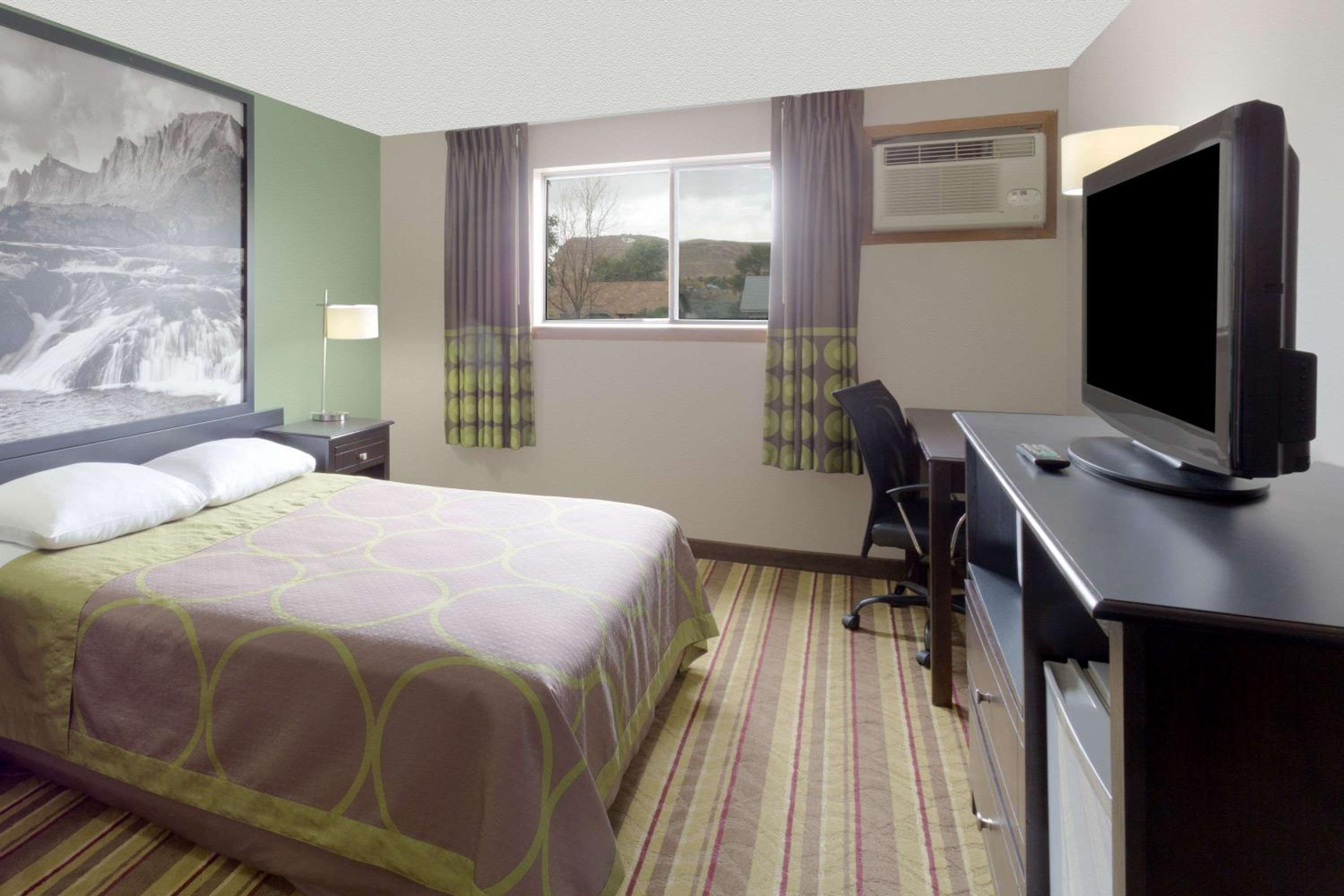 Super 8 by Wyndham Green River view 5