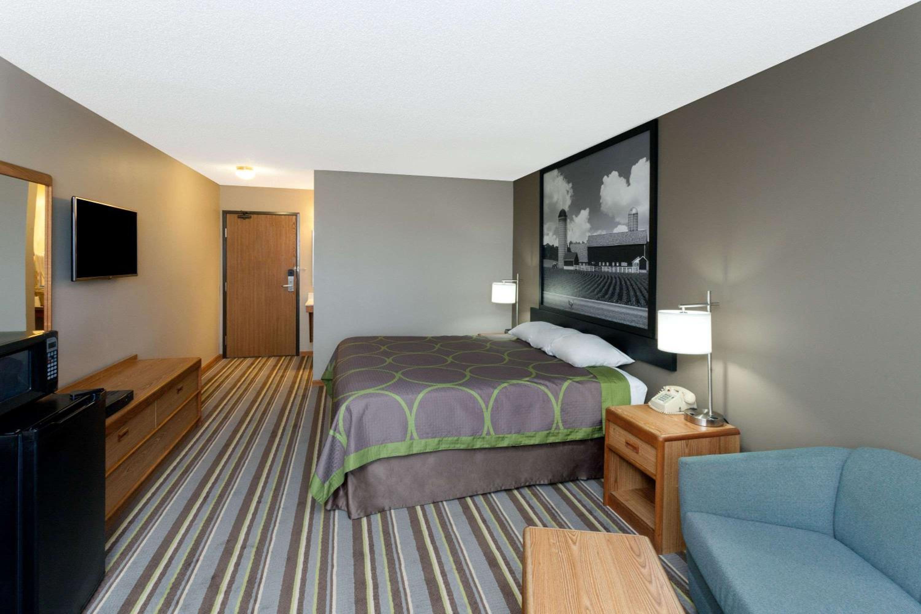 Super 8 by Wyndham Gilman - Property Image 24
