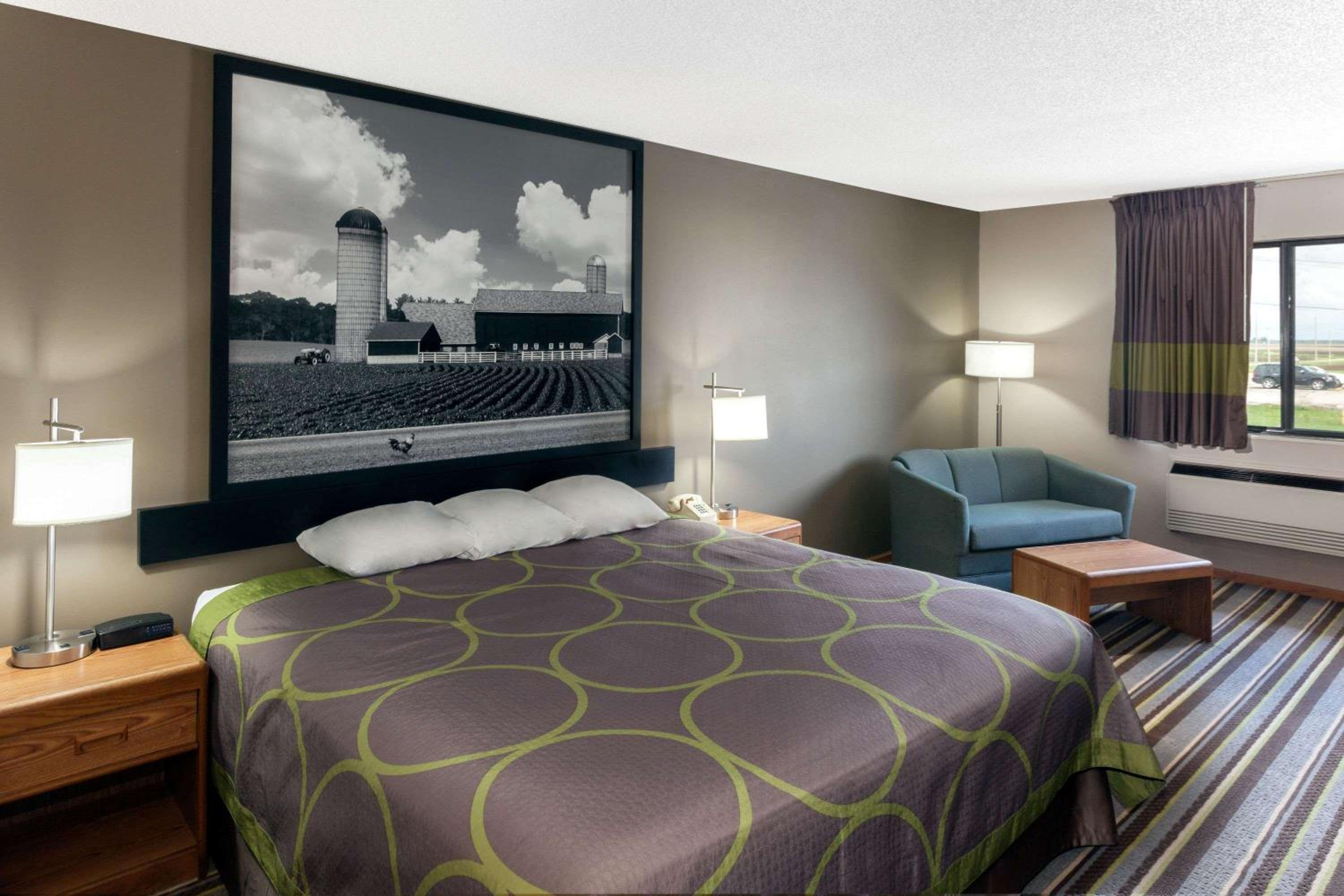 Super 8 by Wyndham Gilman - Property Image 30