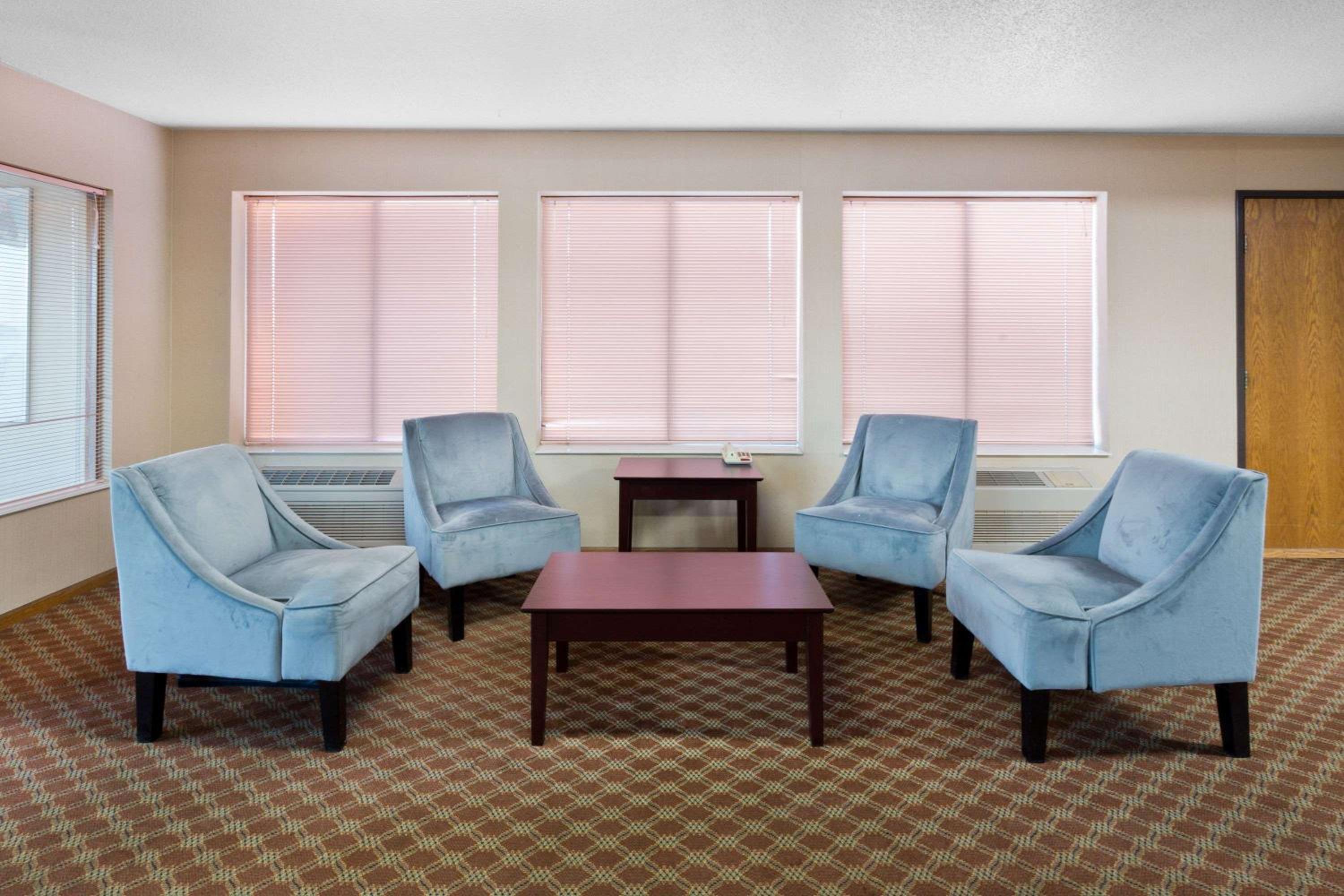 Super 8 by Wyndham Rochelle view 3