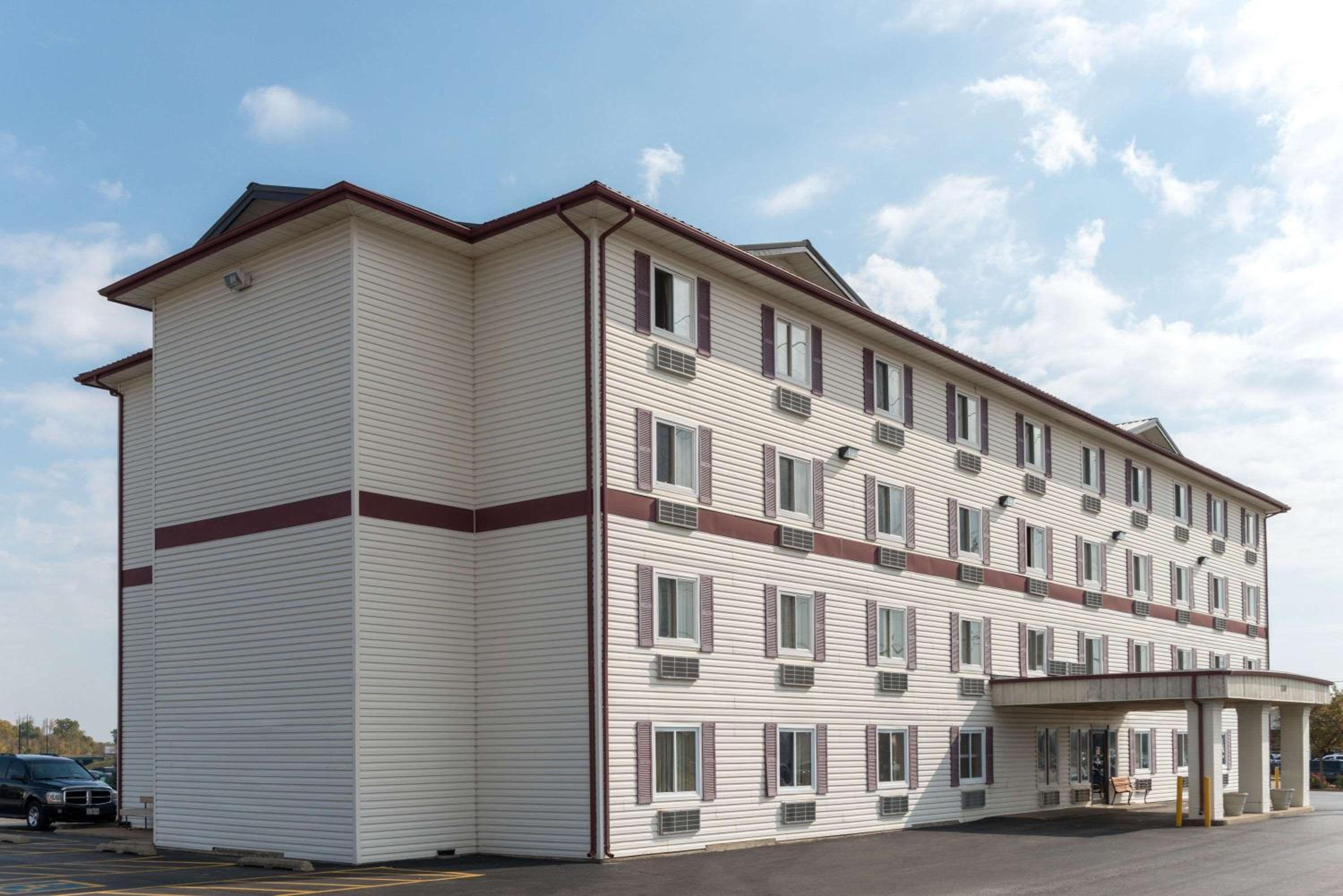 Super 8 by Wyndham Springfield East-2