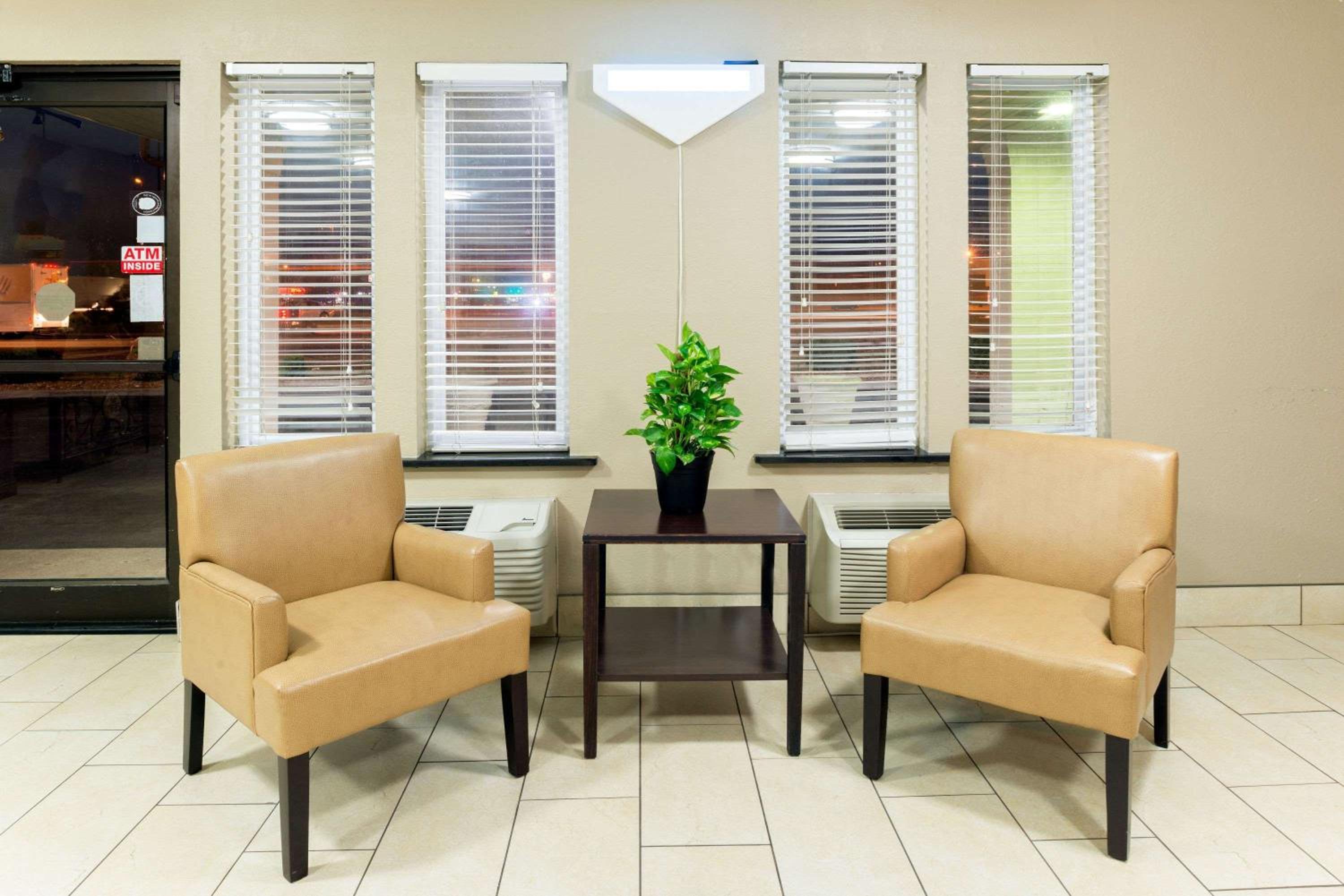 Springfield Vacations - Super 8 by Wyndham Springfield East - Property Image 3