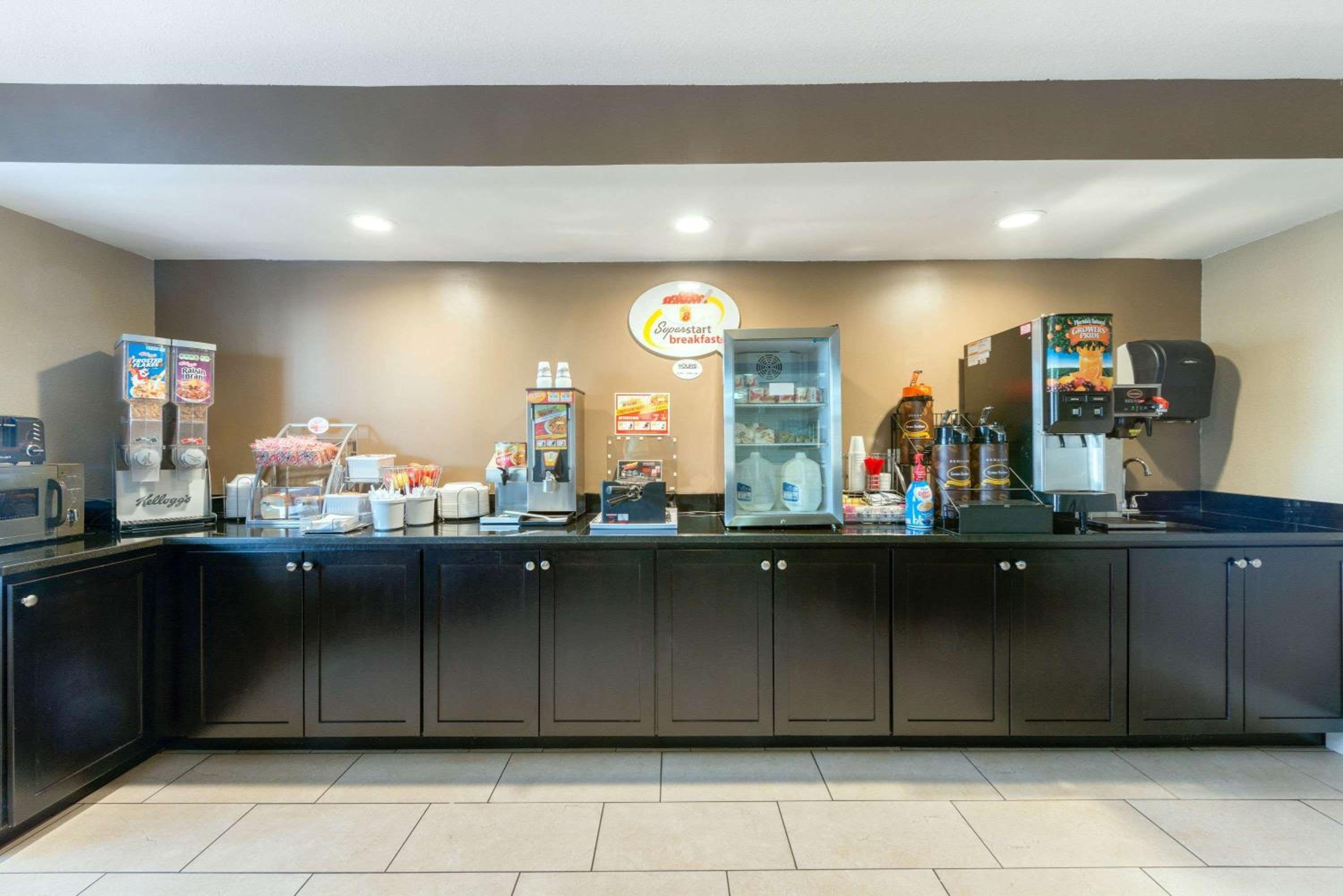 Springfield Vacations - Super 8 by Wyndham Springfield East - Property Image 13