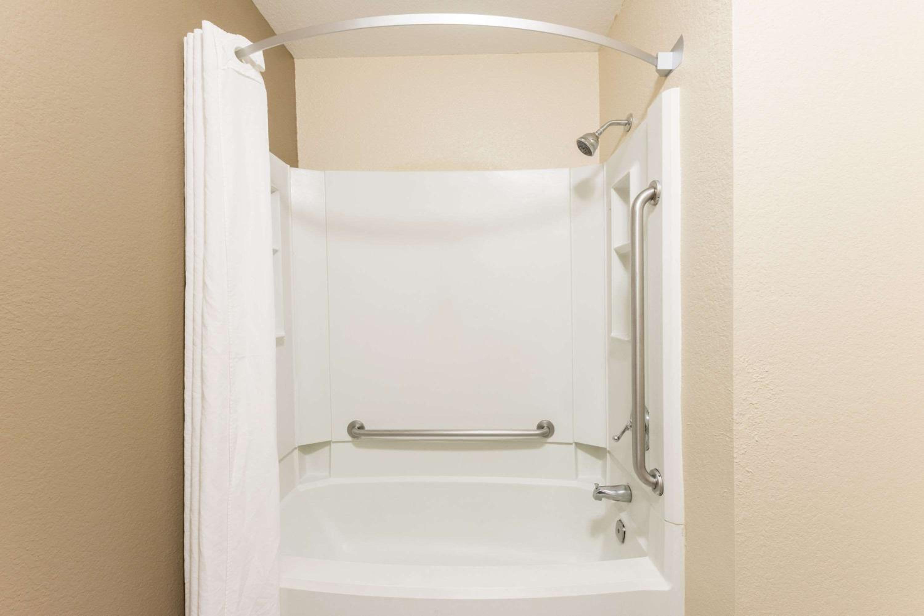 Springfield Vacations - Super 8 by Wyndham Springfield East - Property Image 6