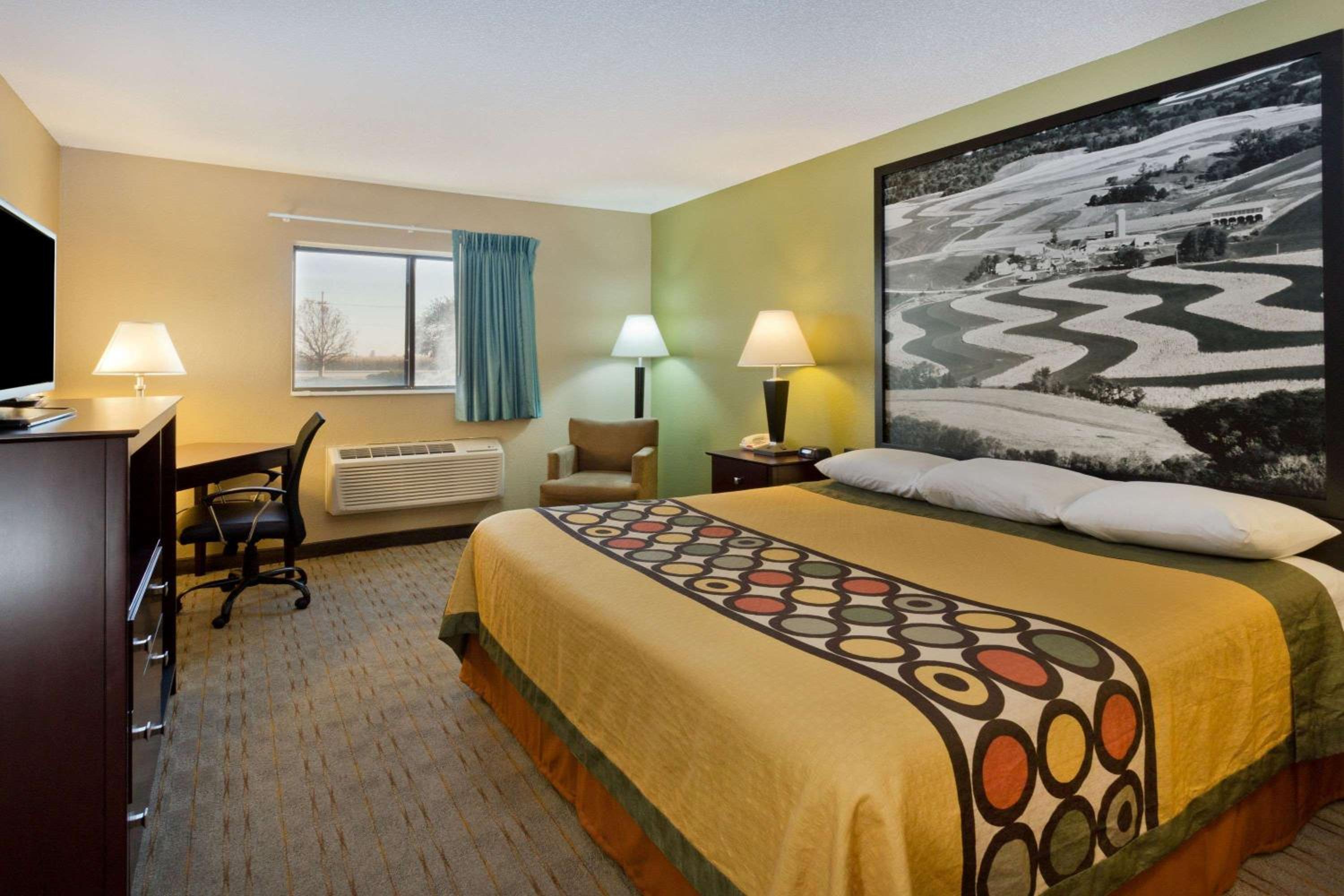 Super 8 by Wyndham Rochelle view 5