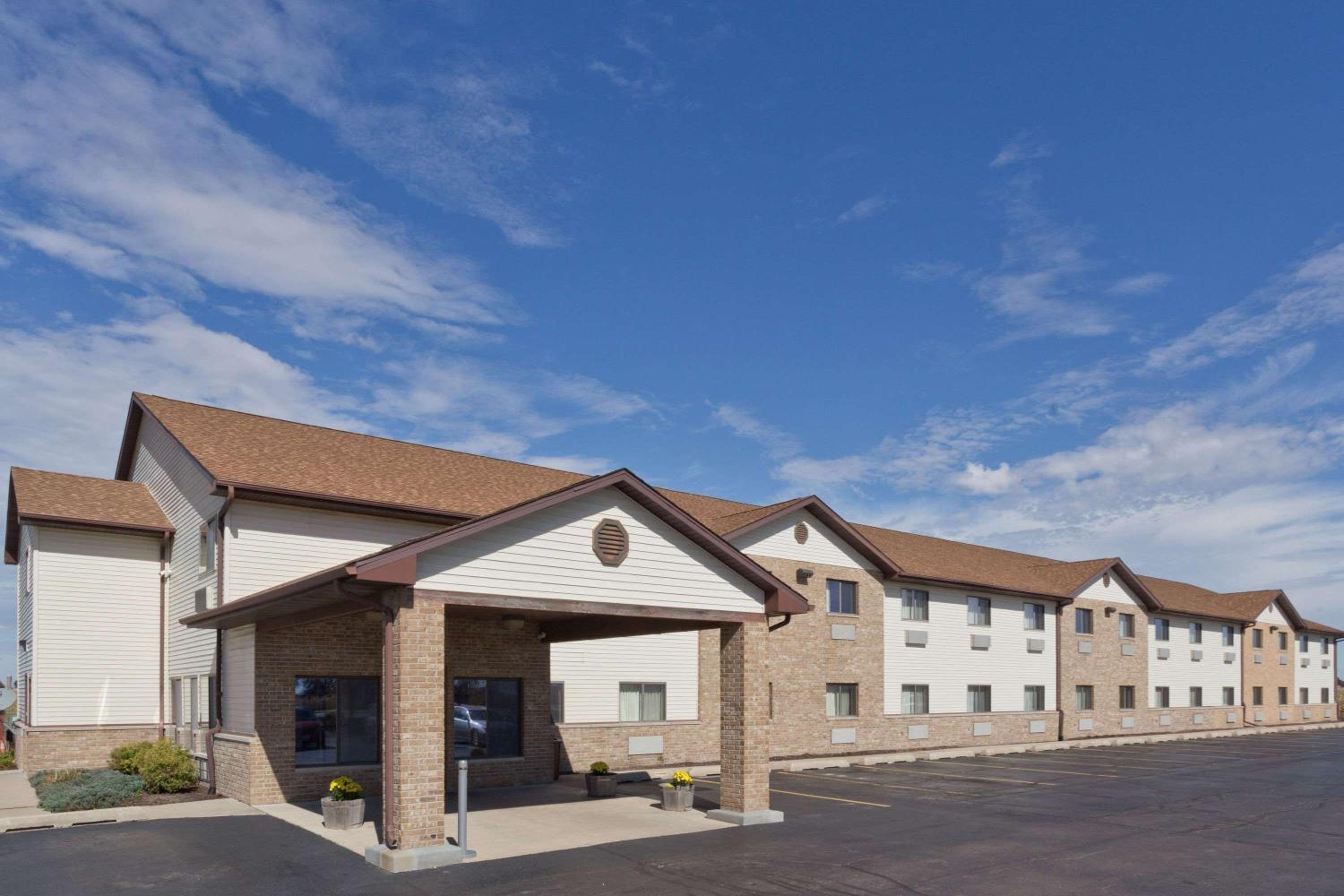 Super 8 by Wyndham Rochelle view 2