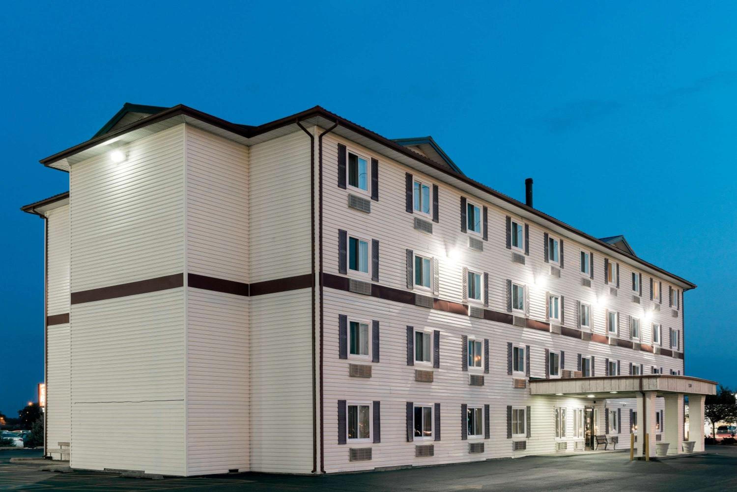 Springfield Vacations - Super 8 by Wyndham Springfield East - Property Image 1