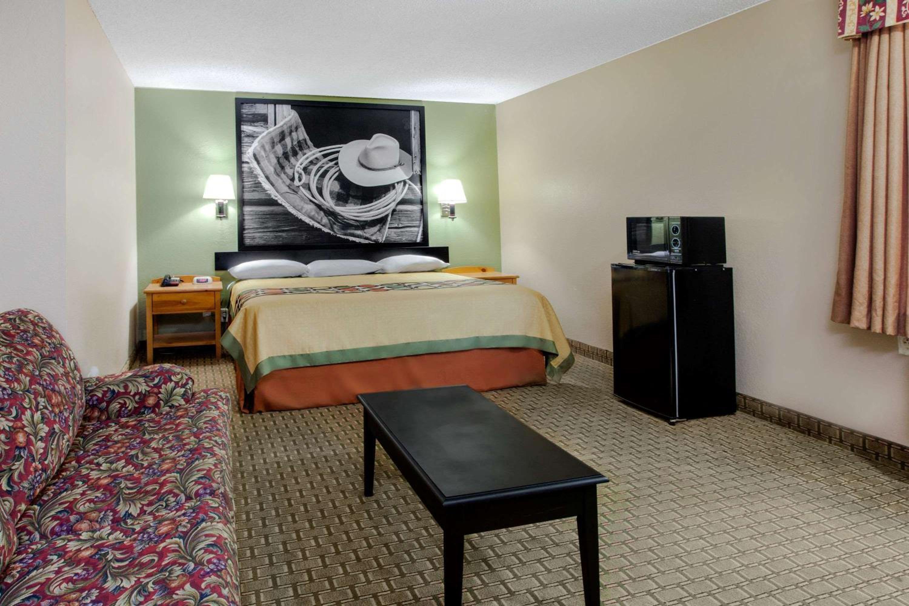 Super 8 by Wyndham Sherman view 3
