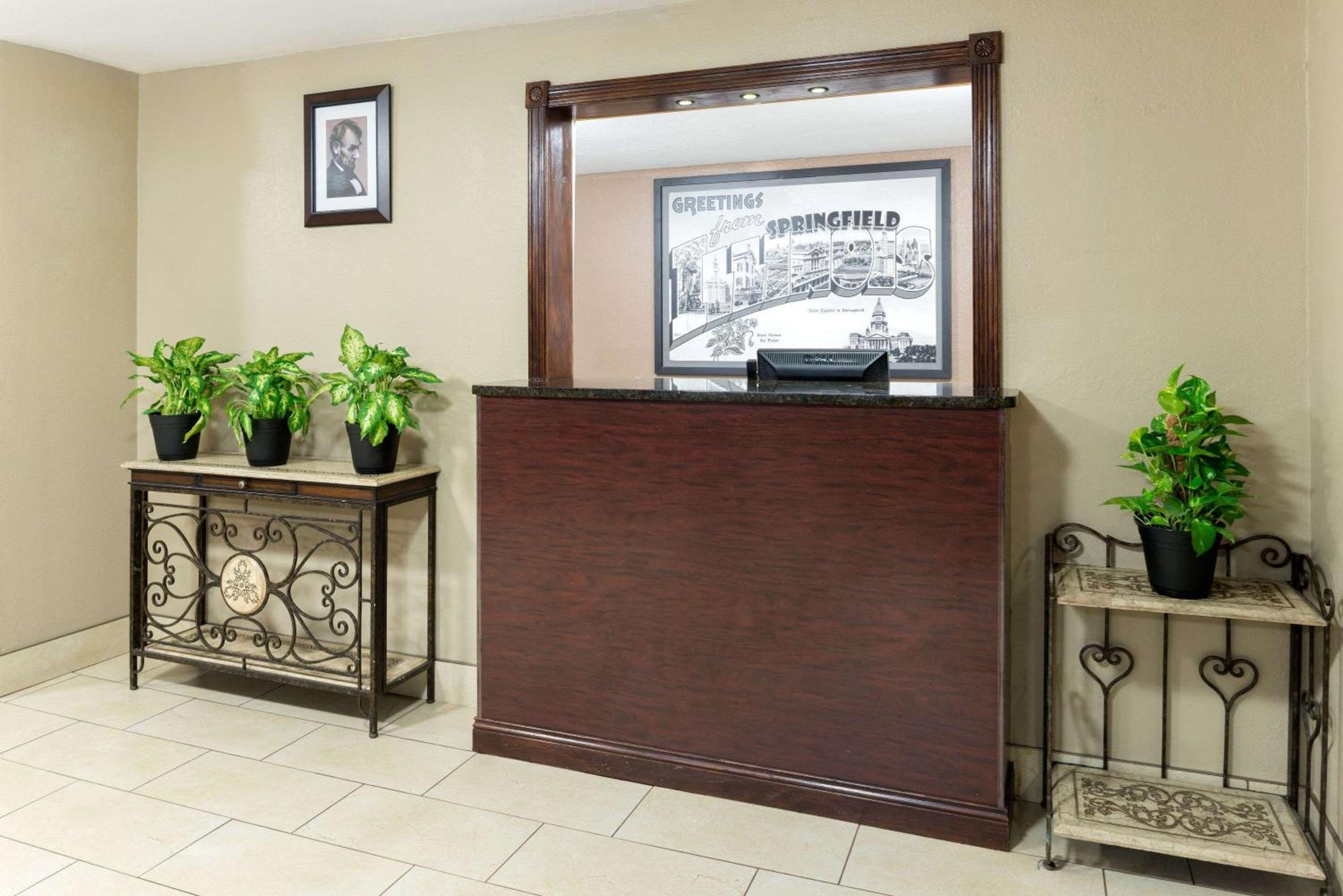 Super 8 by Wyndham Springfield East-4