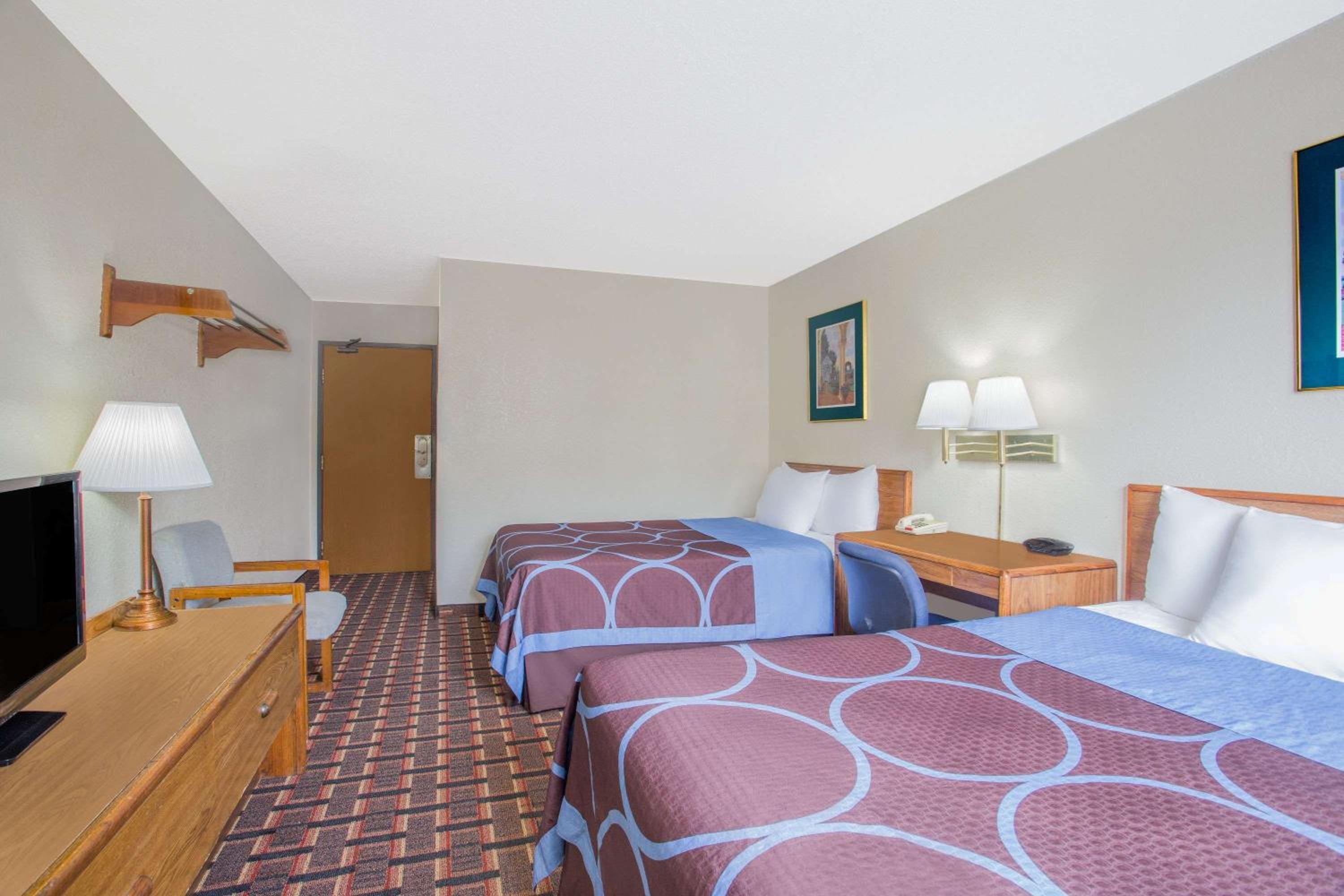 Super 8 by Wyndham Douglas view 5