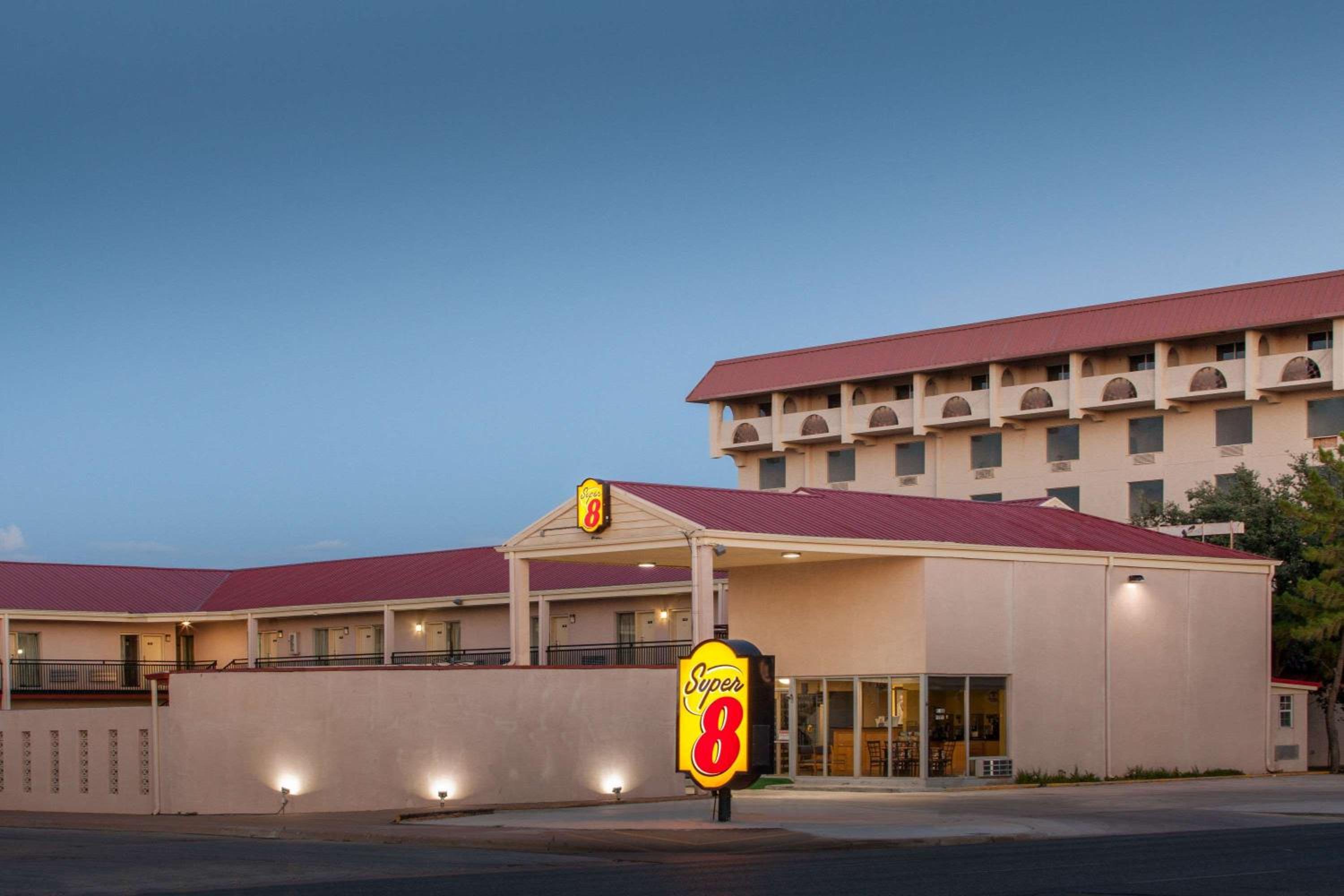 Hotel Super 8 by Wyndham Lubbock Civic Center North - Image 1