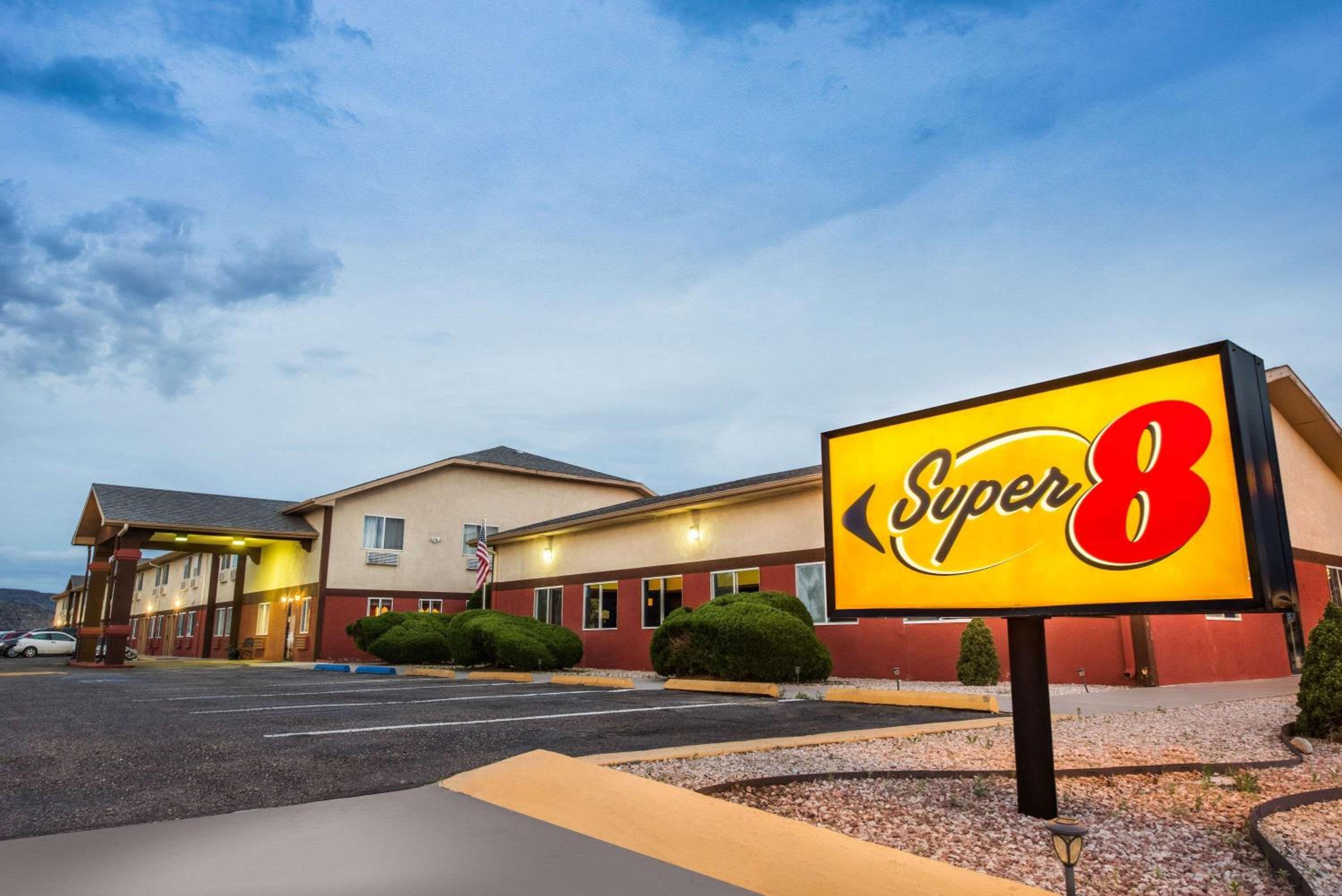 Super 8 by Wyndham Grants view 2