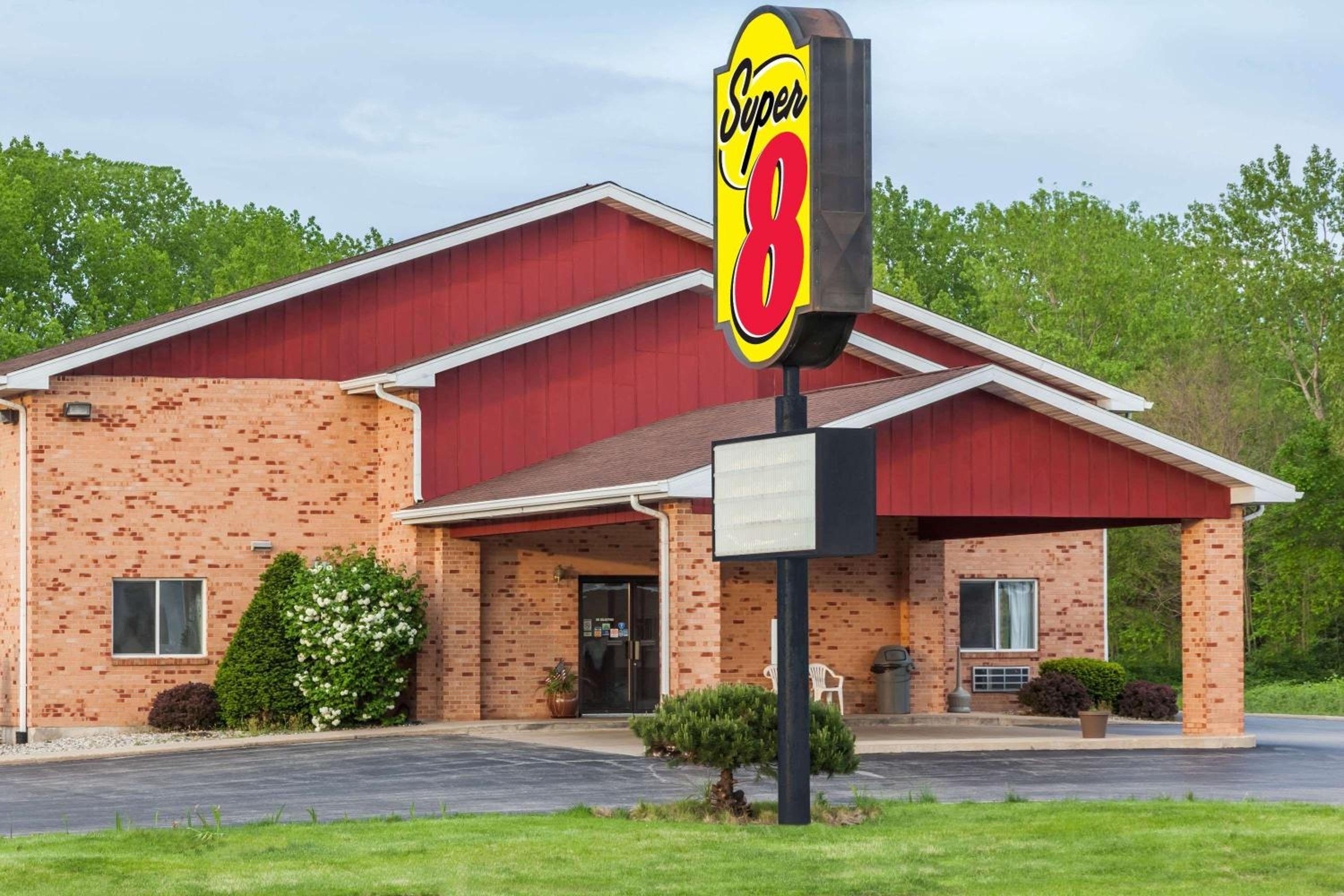 Super 8 by Wyndham Watseka view 2