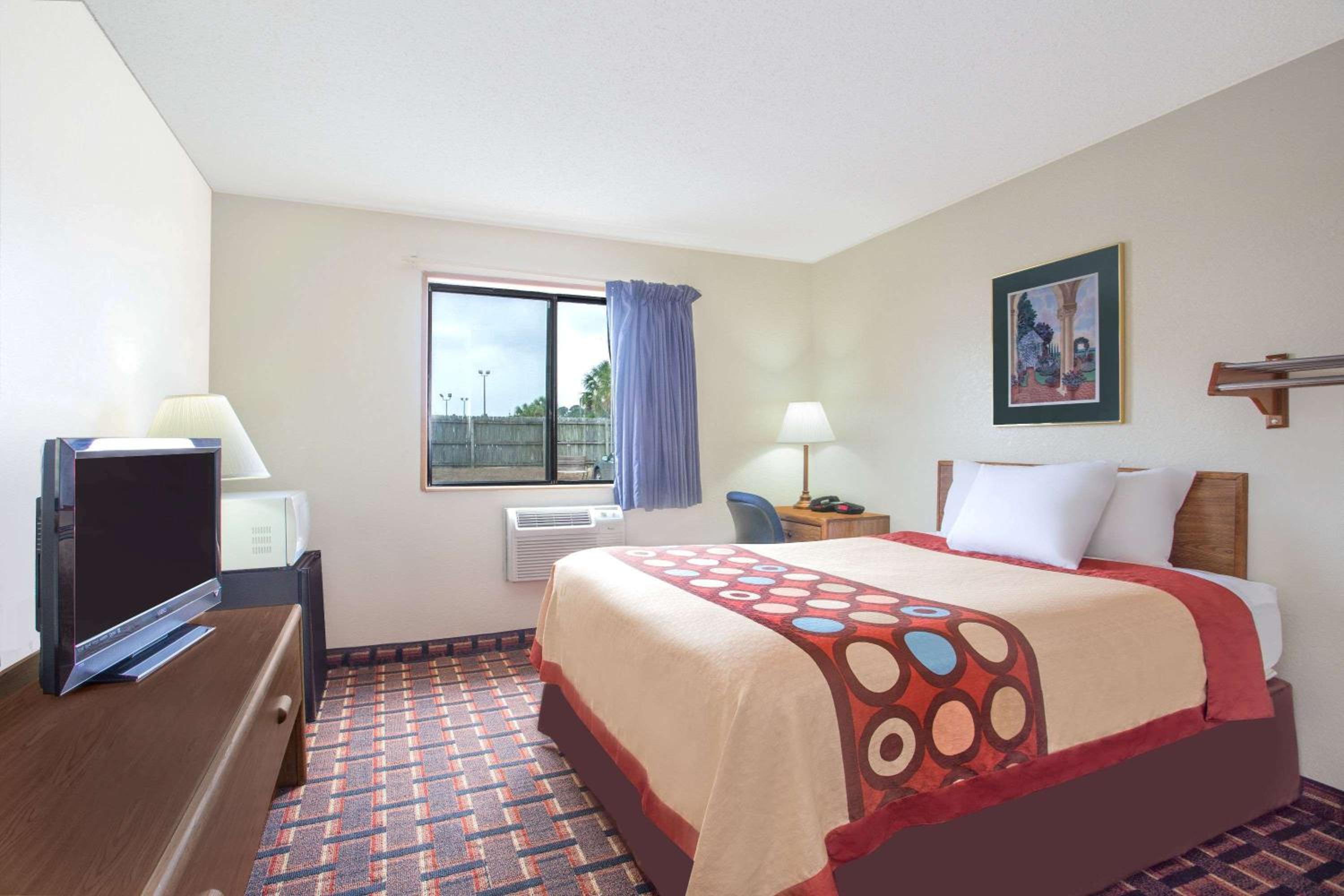 Super 8 by Wyndham Douglas view 4