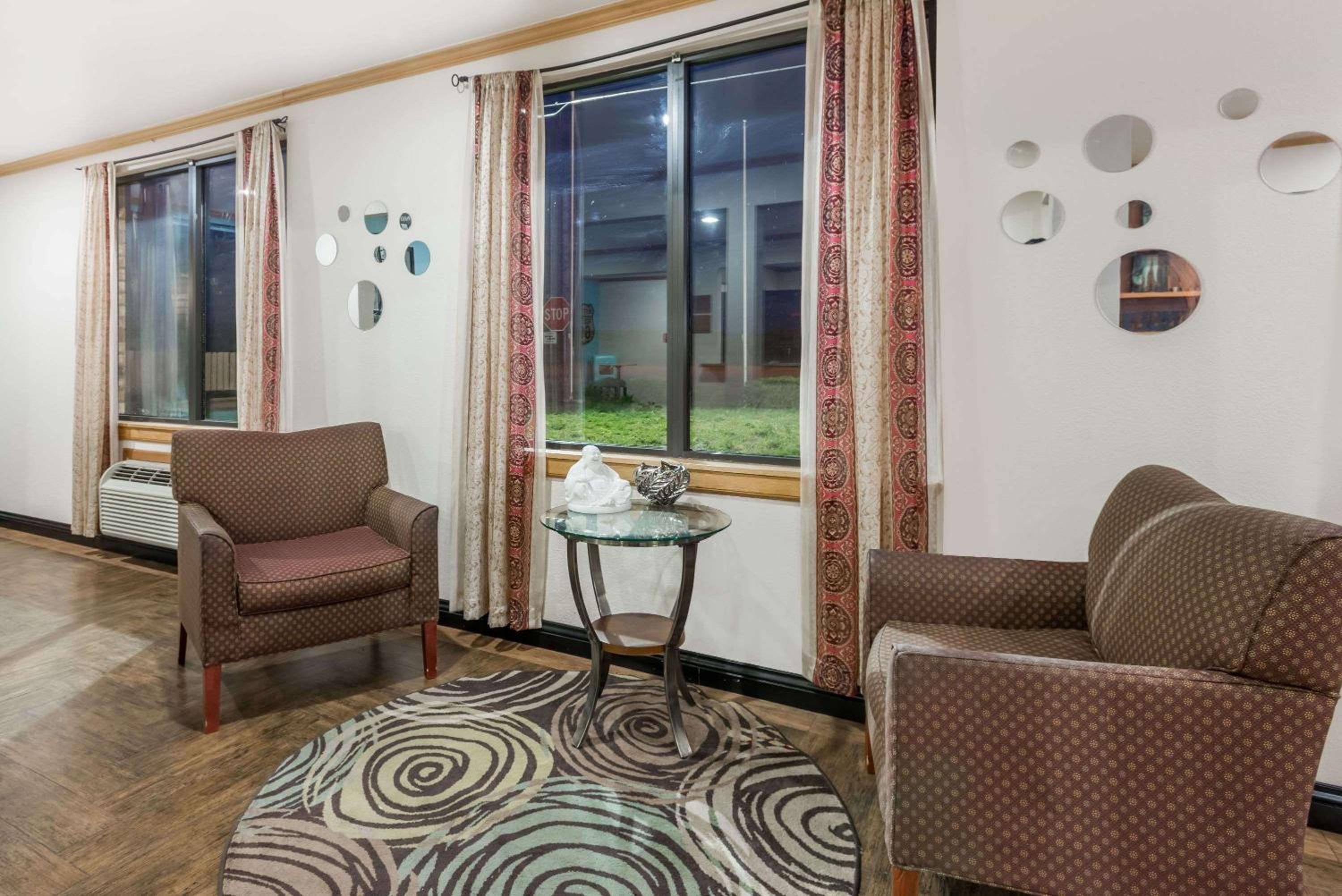 Tucumcari Vacations - Super 8 by Wyndham Tucumcari - Property Image 3