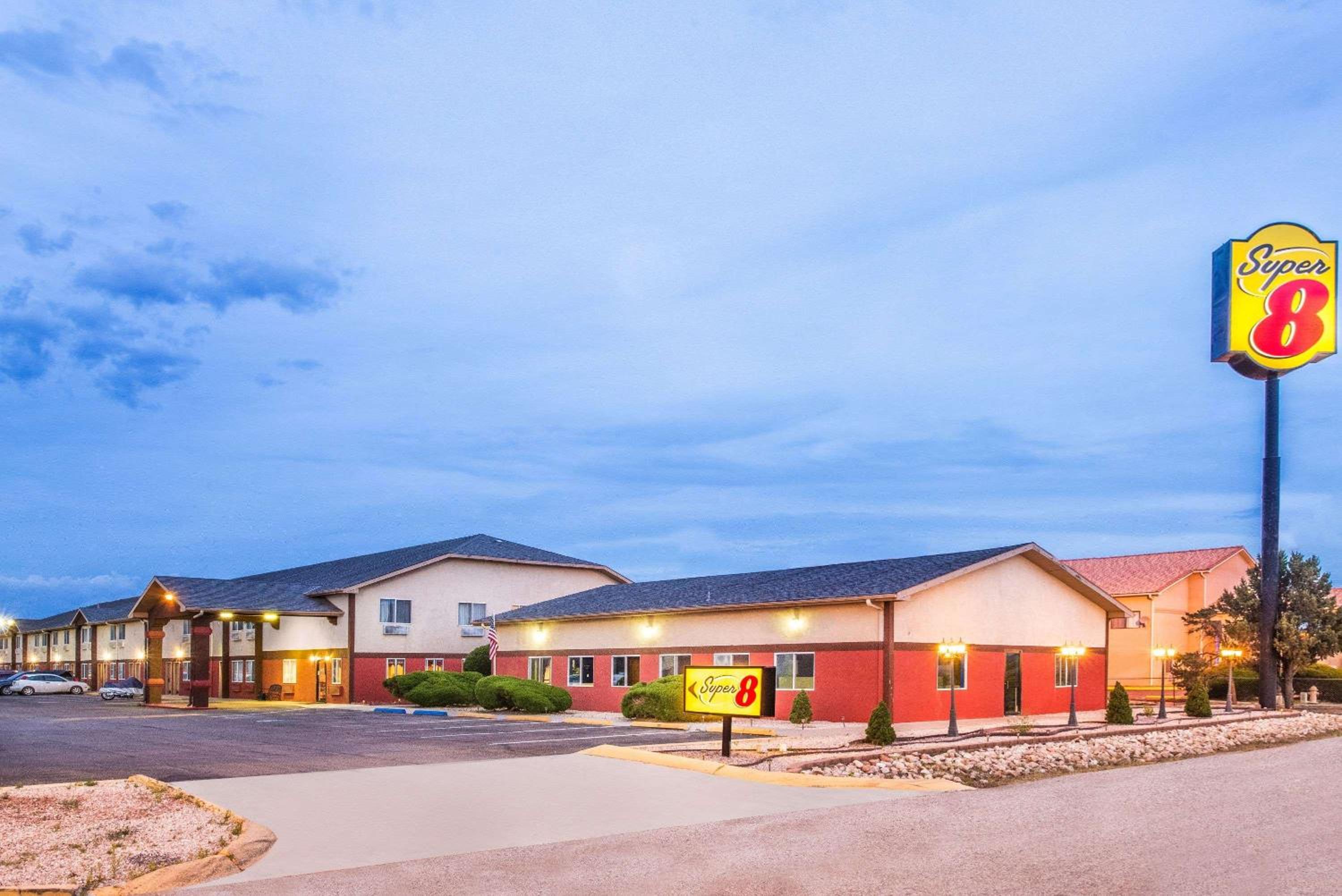 Grants Vacations - Super 8 by Wyndham Grants - Property Image 1