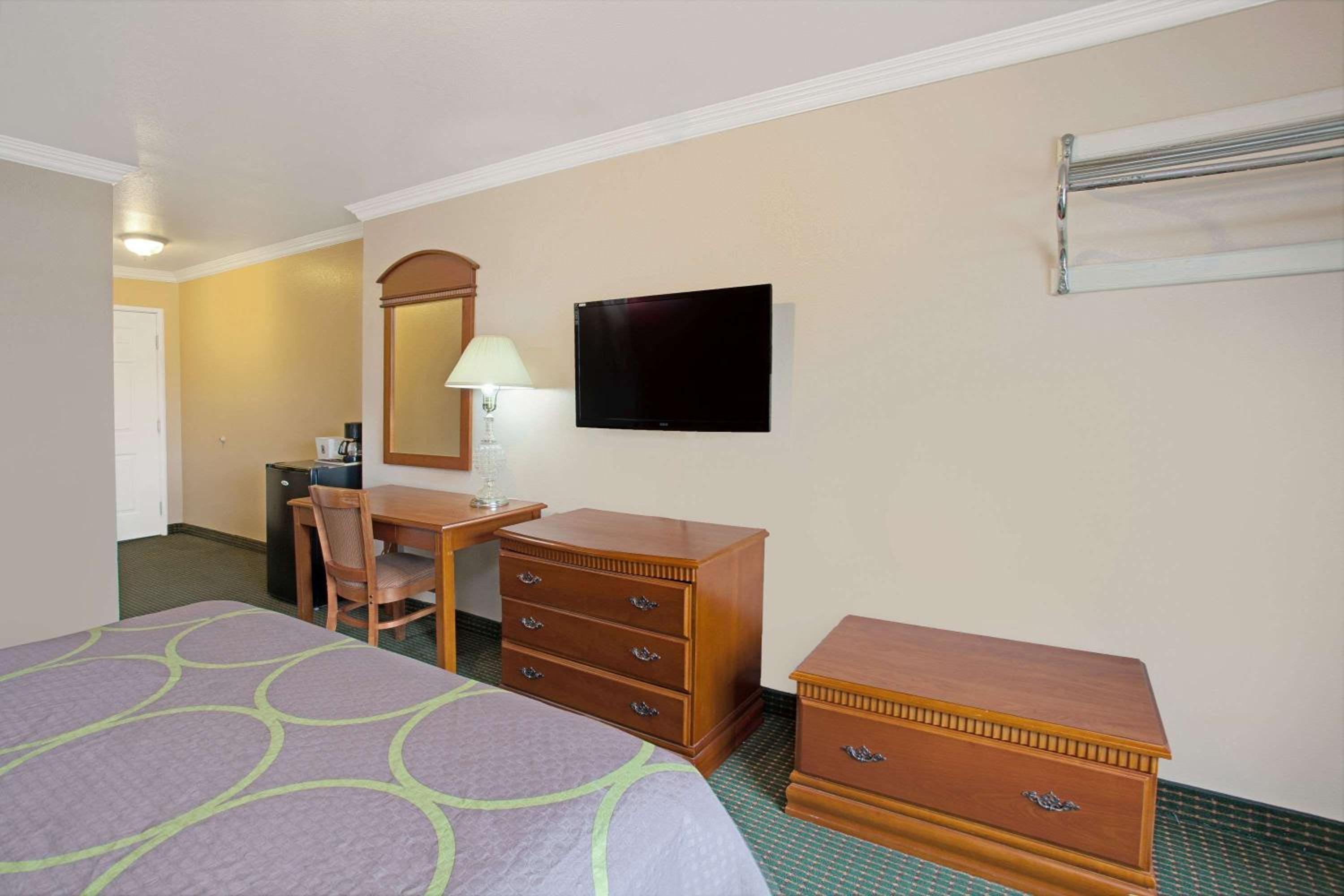 Super 8 by Wyndham Hollywood/LA Area 3