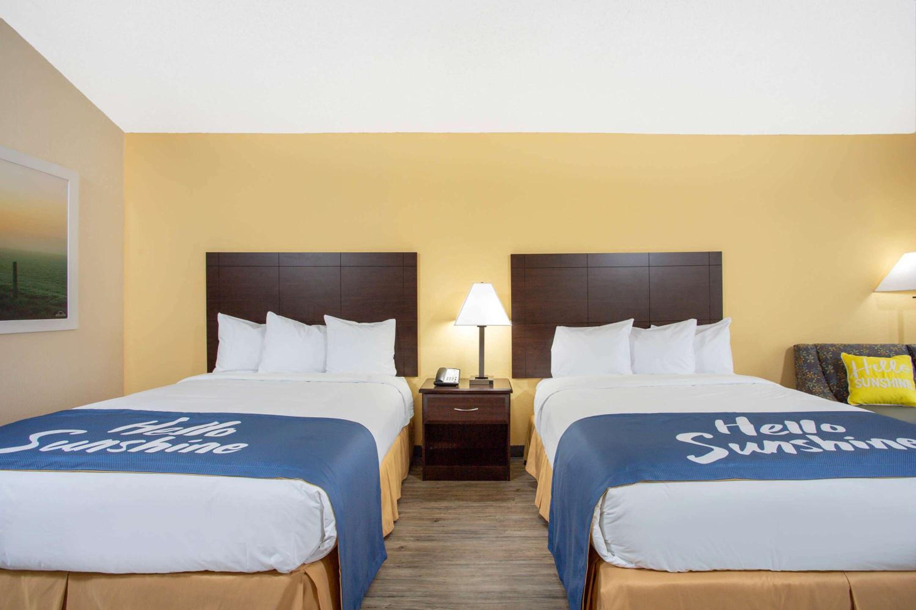 Days Inn by Wyndham Lake City view 5