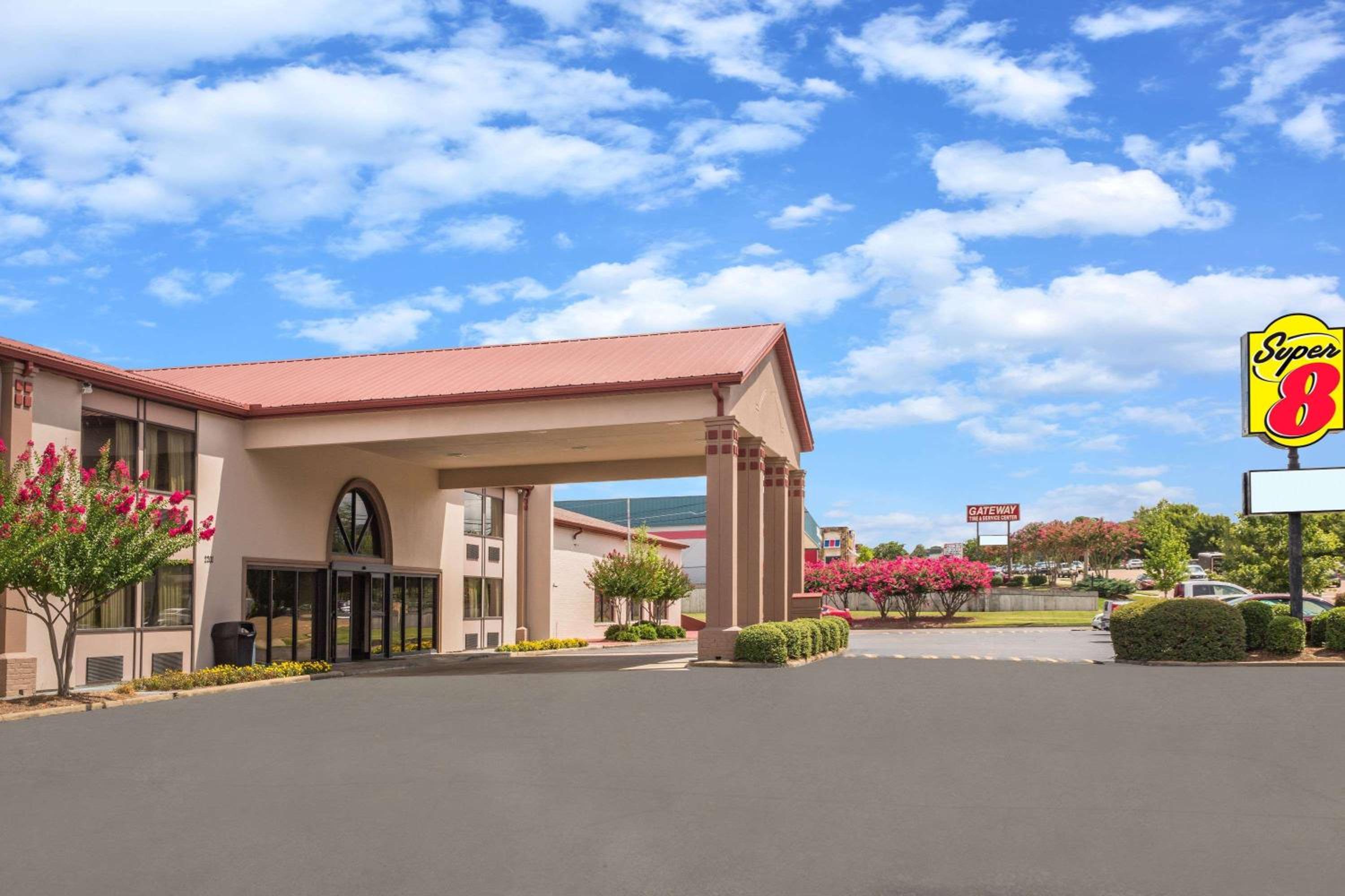 Batesville Vacations - Super 8 by Wyndham Oxford - Property Image 2