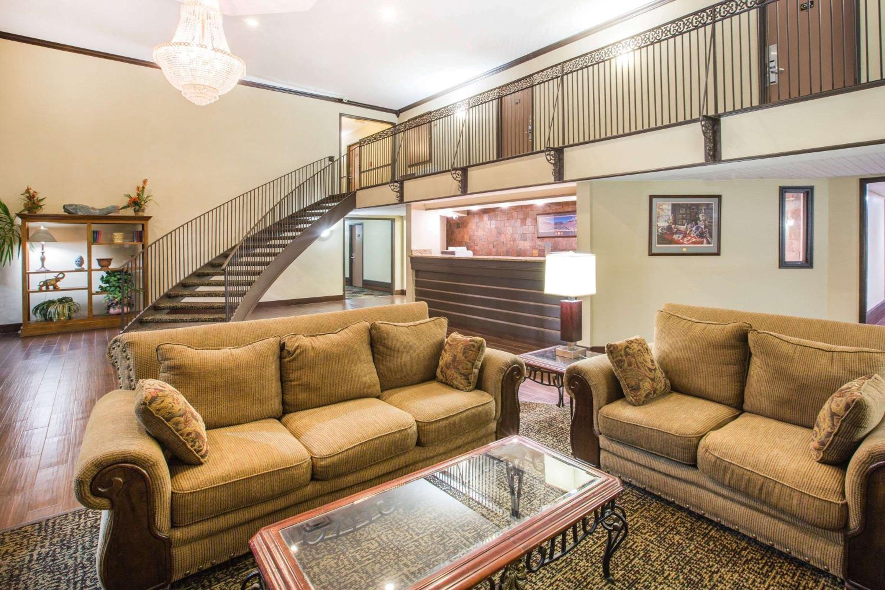 Batesville Vacations - Super 8 by Wyndham Oxford - Property Image 4