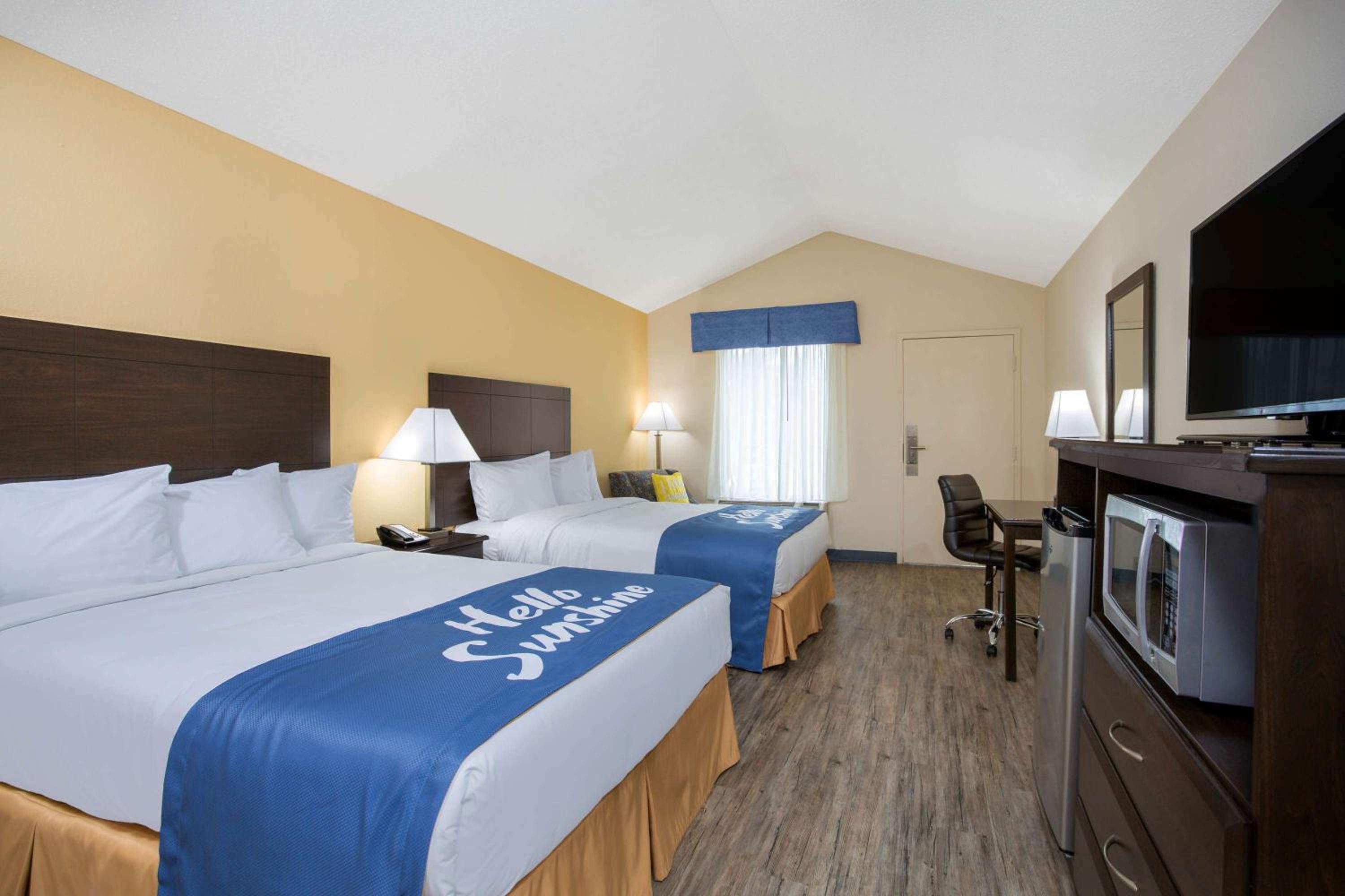 Days Inn by Wyndham Lake City view 4