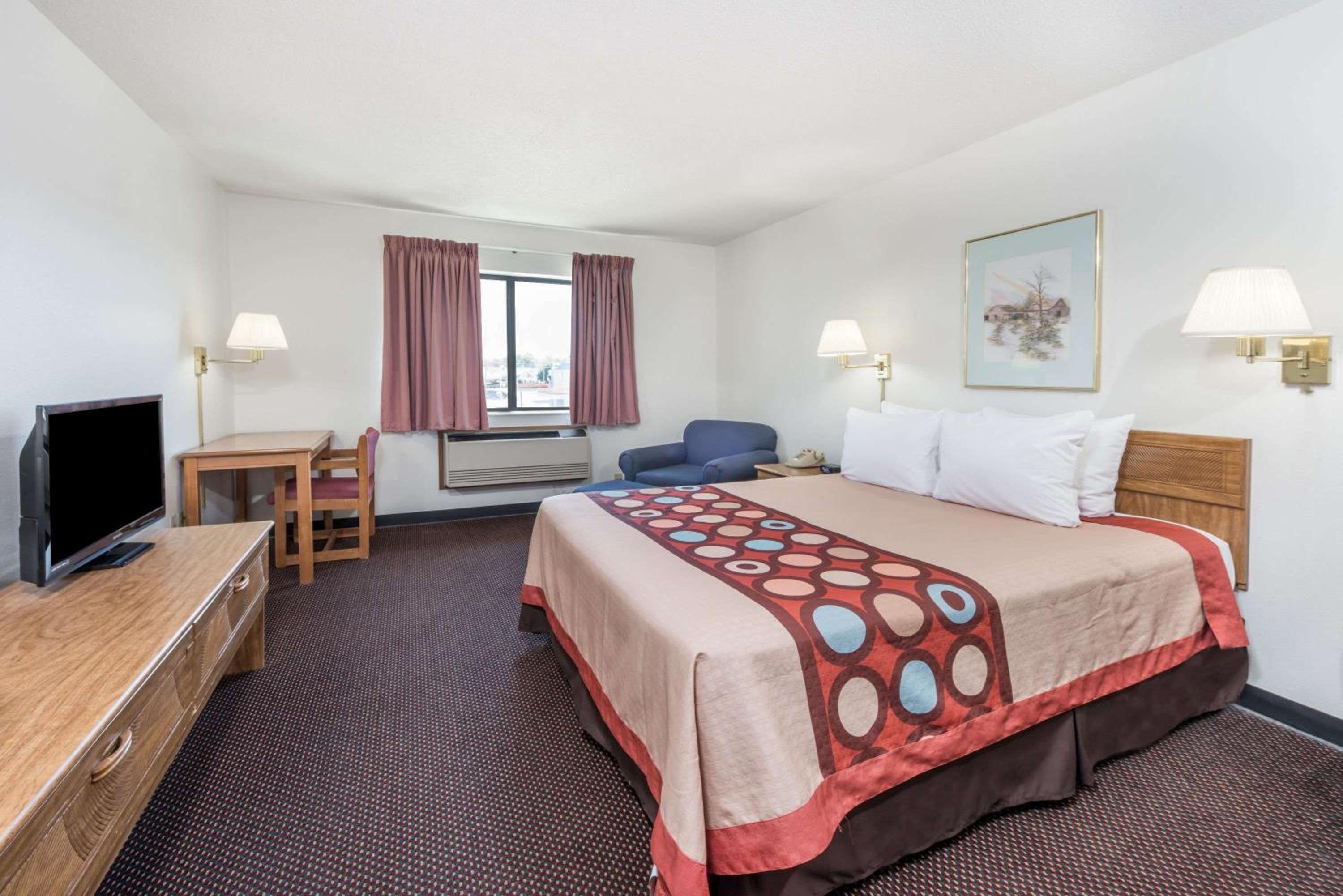 Super 8 by Wyndham Du Quoin view 5