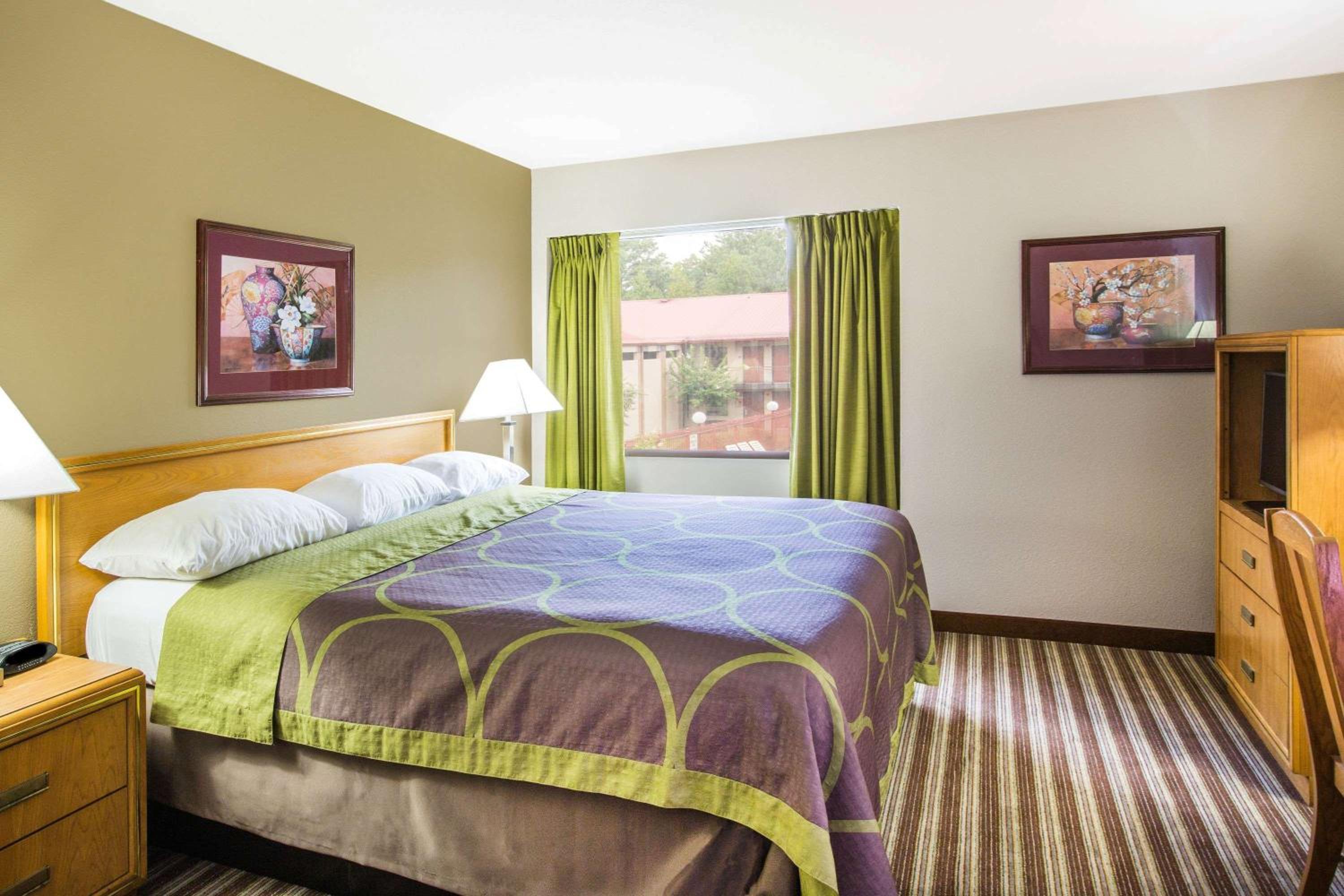 Oxford Vacations - Super 8 by Wyndham Oxford - Property Image 1