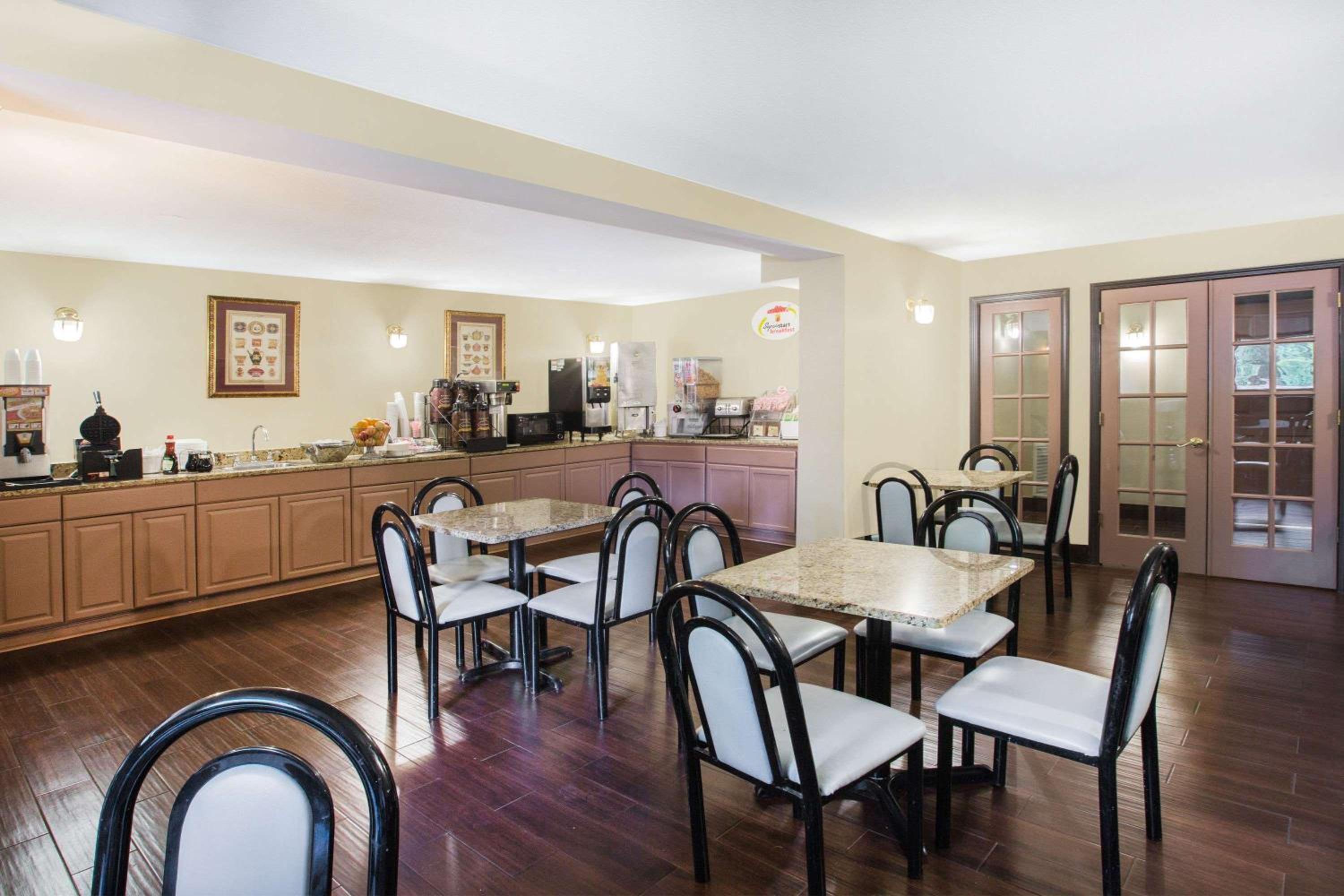 Oxford Vacations - Super 8 by Wyndham Oxford - Property Image 9