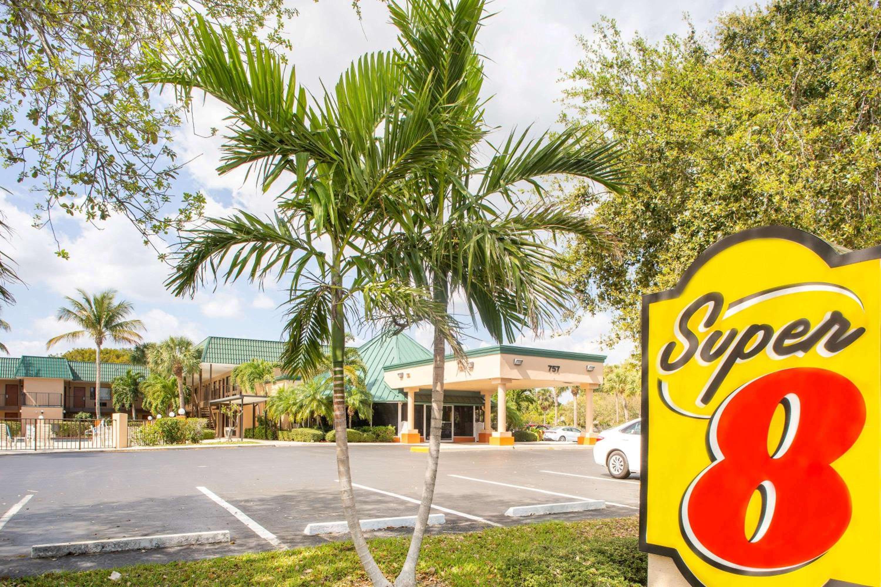 Super 8 by Wyndham North Palm Beach view 2